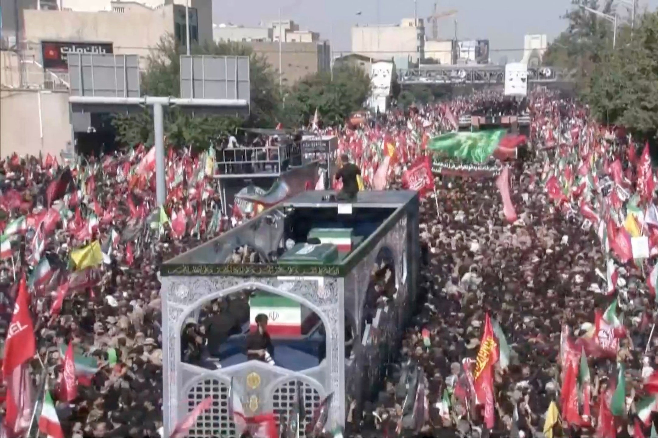 Kisten med den afdøde ayatollah Ali Khamenei og flere familiemedlemmer bæres mandag gennem Teheran ved begravelsesoptog.