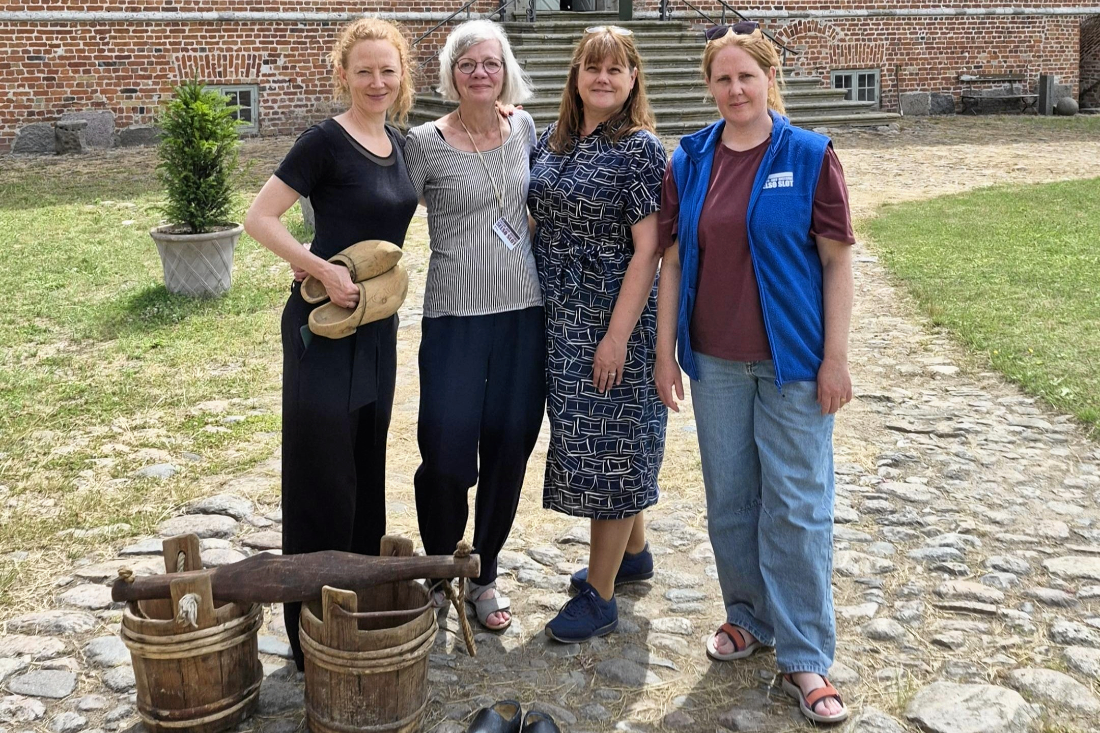 Museumsværter Rikke Sofie Møller (fra venstre) og Pia Høier, formand Iben Jagd Bækkelund og omviser Ida Holgersen kan se frem til nye muligheder på Selsø Slot efter, at slottet er blevet en del af et nyt samarbejde.