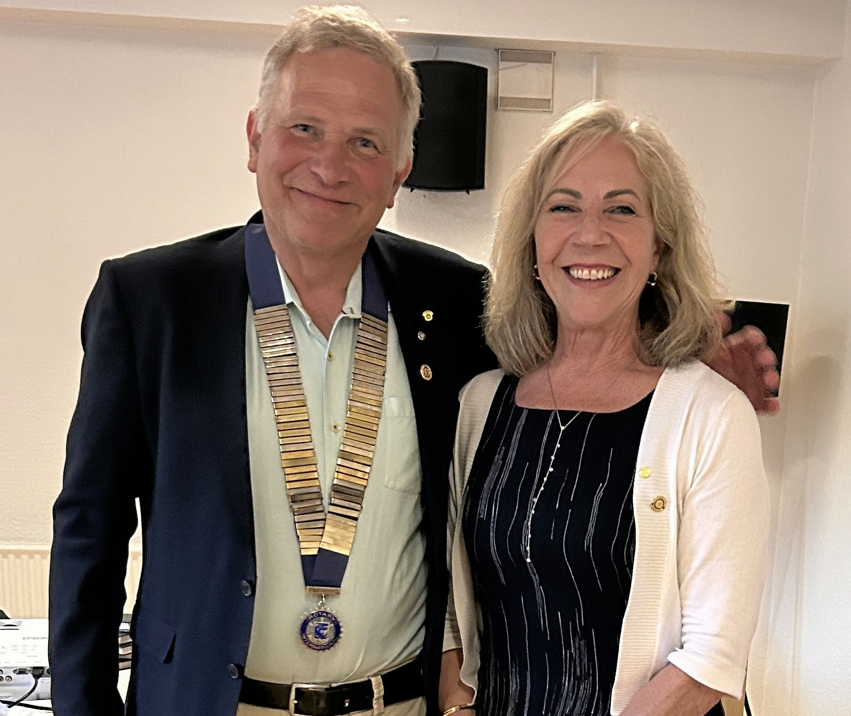 Karl Erik Bering er blevet præsident for Sorø Rotary Klub. Her står han sammen med Anne Plasmann.
