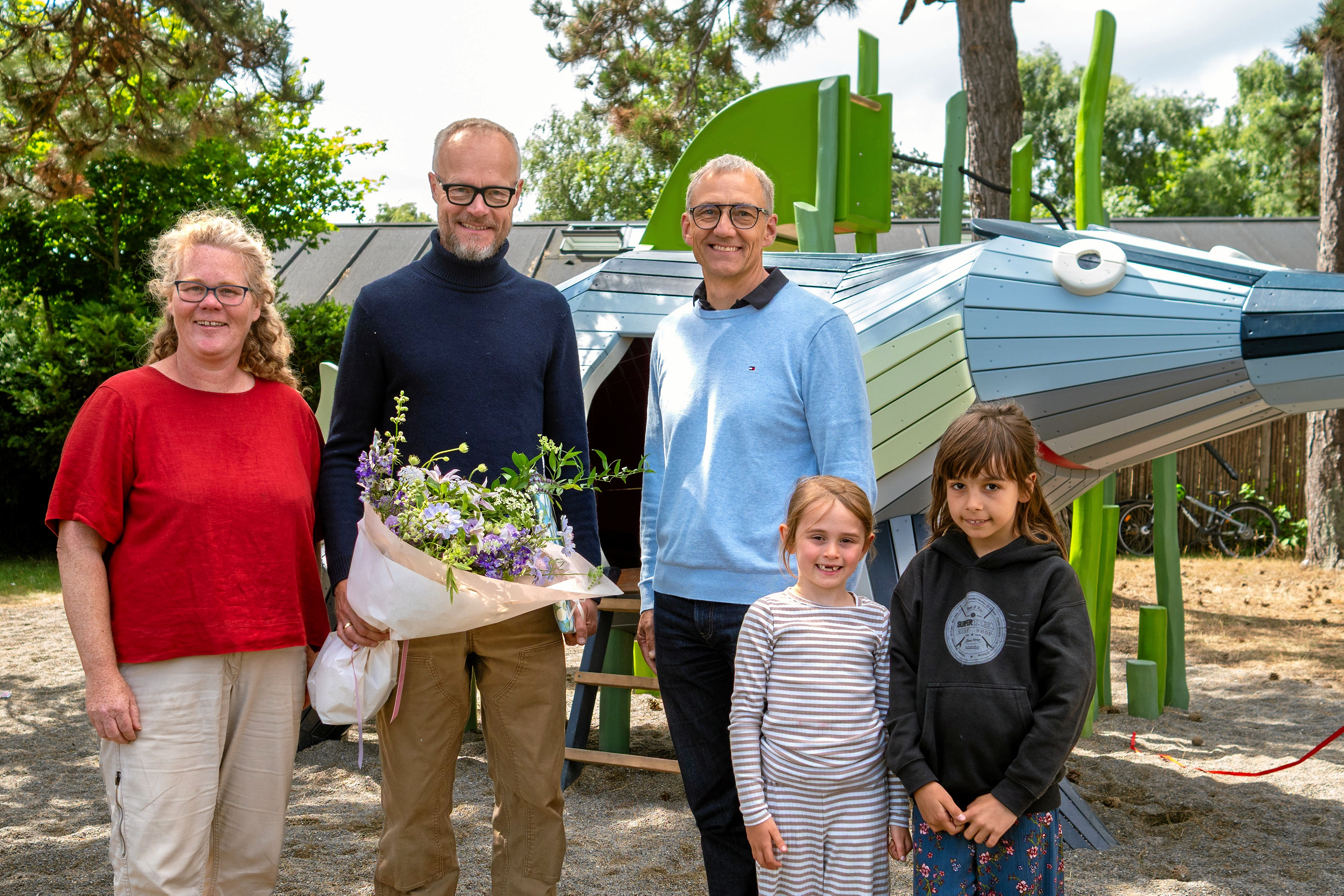 Søndag eftermiddag blev klatreskulpturen Hornlingen indviet i Liseleje Park. Fra venstre: Mette Dræby, formand for Liseleje Borgerforening, Ole Barslund, stifter af Monstrum, Udvalgsformand Michael Thomsen og et par glade børn