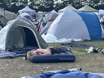 Manden på billedet var ikke en af de genstande, folk forsøgte at tage med hjem - selvom han nok havde været glad for at blive fragtet et stykke af vejen.