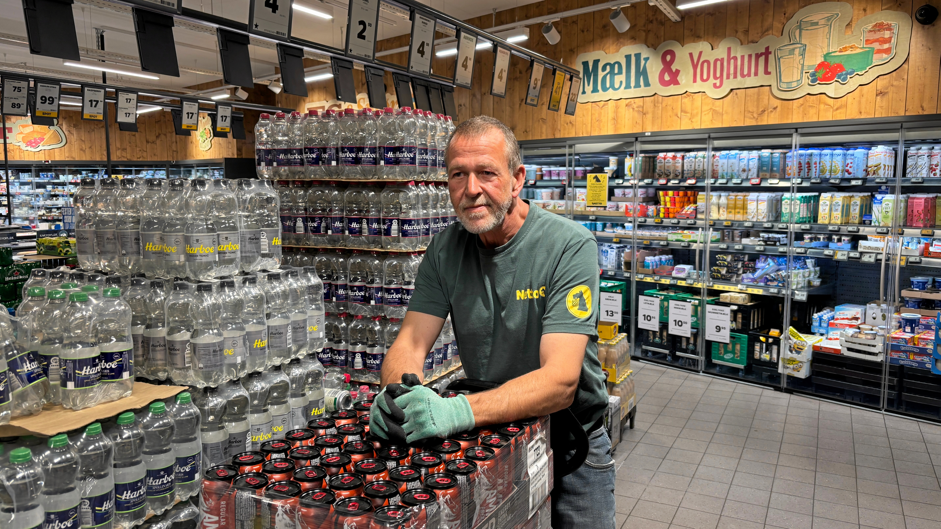 Butikschef Lars Jørgensen tager sine forholdsregler under festuge.