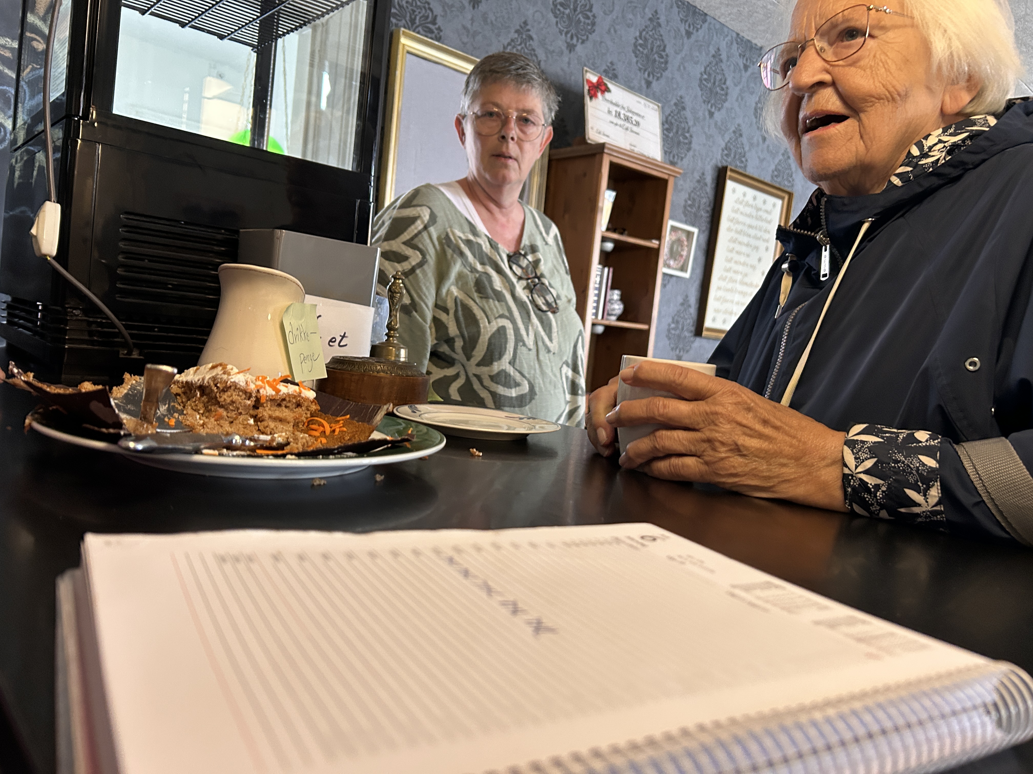 Gensynsglæden var stor, da Café Stevnen åbnede dørene igen mandag 6. juli, efter at have været midlertidigt lukket. Nu skal politikerne drøfte værestedets fremtid.