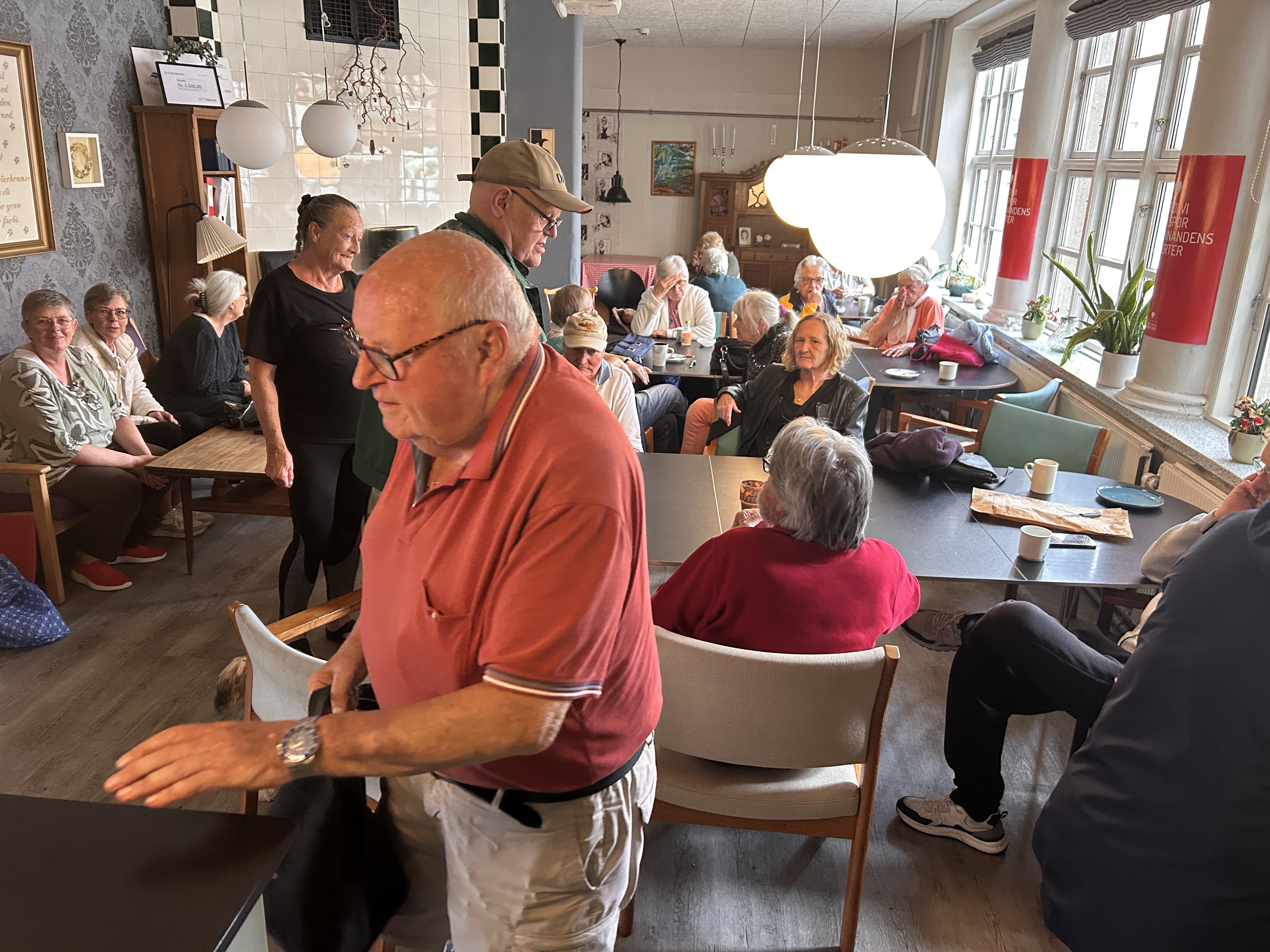 Gensynsglæden var stor, da Café Stevnen åbnede dørene igen efter en noget brat lukning i slutningen af maj. Der arbejdes forsat på at finde en løsning, som kan holde værestedet i drift.