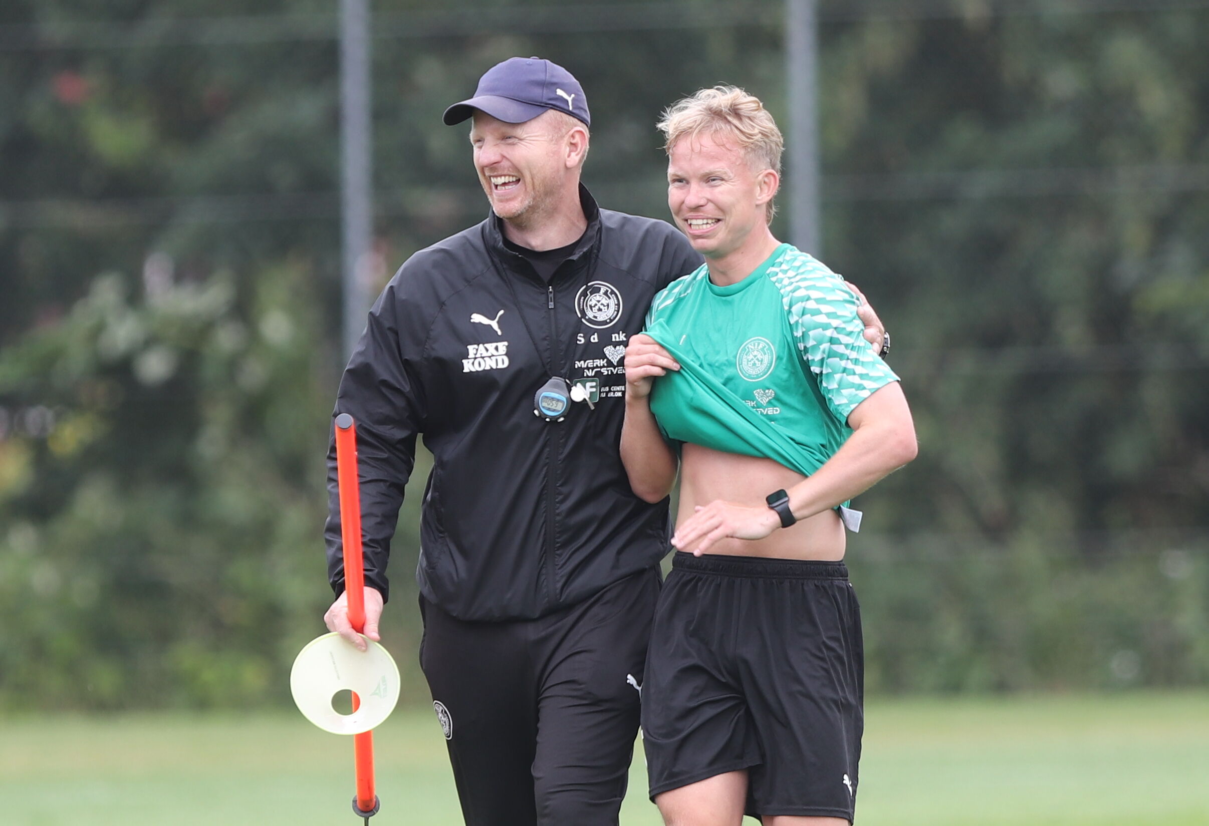 Der var masser smil, da Næstved-træner Sune Jensen (t.v) havde indkaldt til første træning.