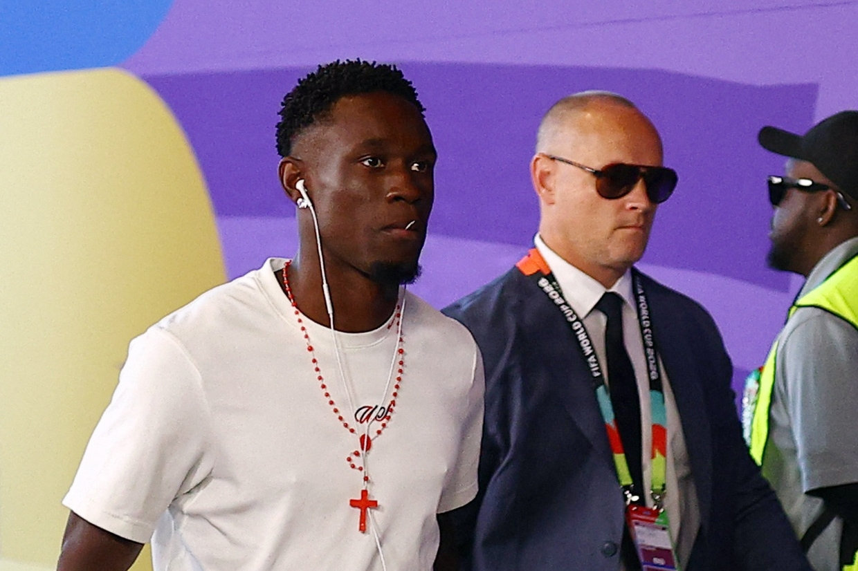 Folarin Balogun ankommer her til USA's opgør mod Belgien. Det spilles klokken 02.00 natten til tirsdag dansk tid.