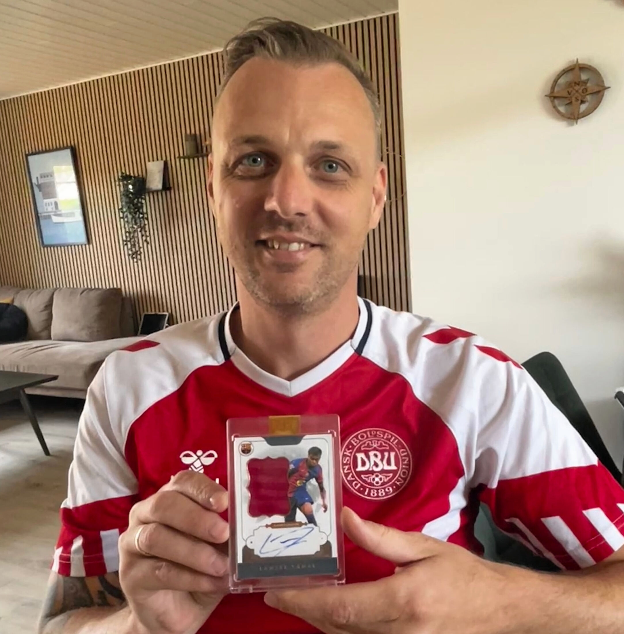 Nicolai Løndahl Christophersen viser et kort frem, som er den hellige gral frem i den private samling. Et signeret fodboldkort med det spanske stjerne Lamine Yamal. - Christian Valsted Nicolai Løndahl Christophersen viser et kort frem, som er den hellige gral frem i den private samling. Et signeret fodboldkort med det spanske stjerne Lamine Yamal.