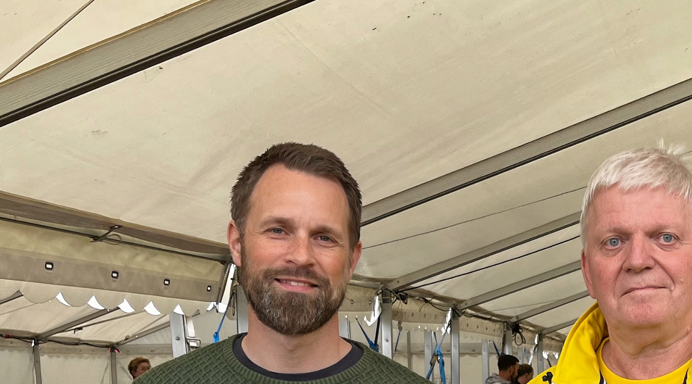 Lars Thier fra Nykredits fond overrakte den store check til festugens Bent Jensen. - Mille Holst Lars Thier fra Nykredits fond overrakte den store check til festugens Bent Jensen.