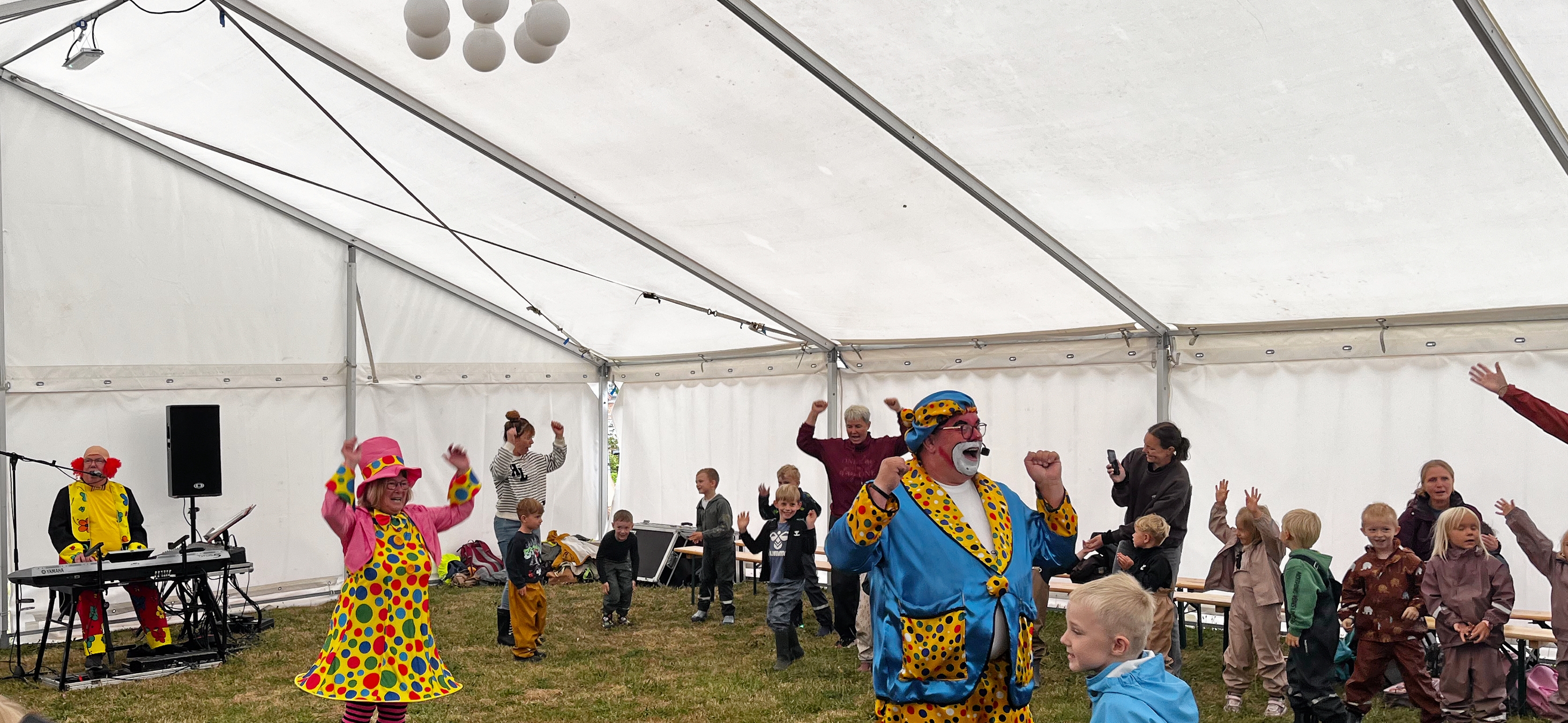 De tre klovne var gode til at få børnene på dansegulvet. - Mille Holst De tre klovne var gode til at få børnene på dansegulvet.