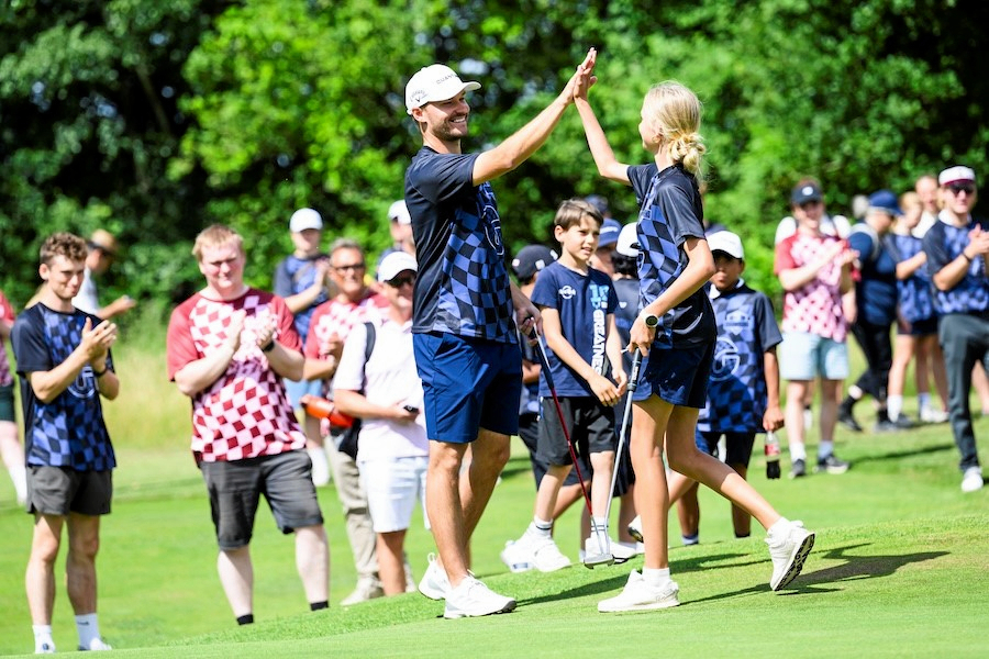 Alba Gotfredsen giver lige en "high five" til Rasmus Højgaard.