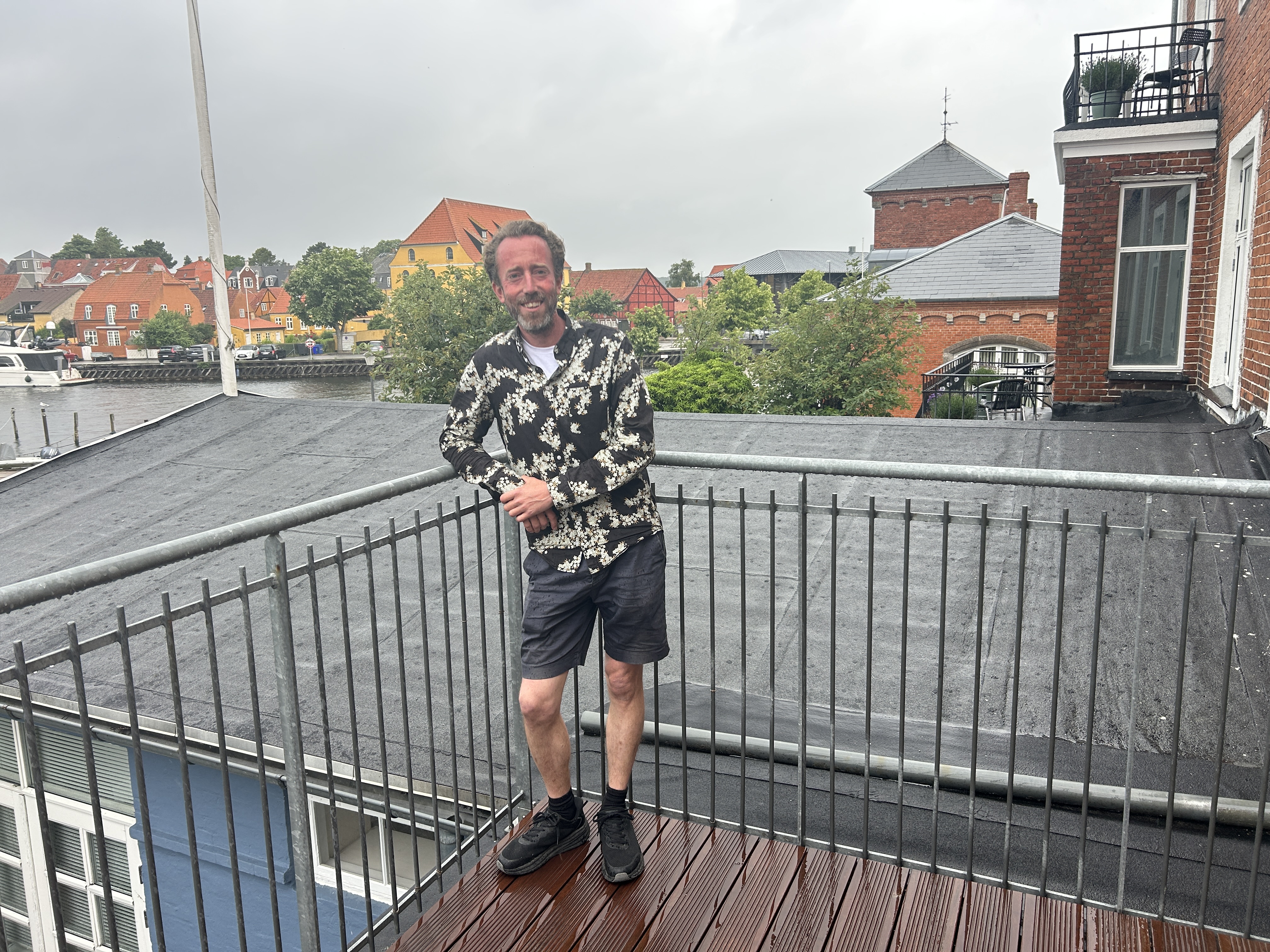 - Værelserne er blevet populære, konstaterer Kasper Sørig, som her ses på en af hotellets bakoner med udsigt over havneområdet.