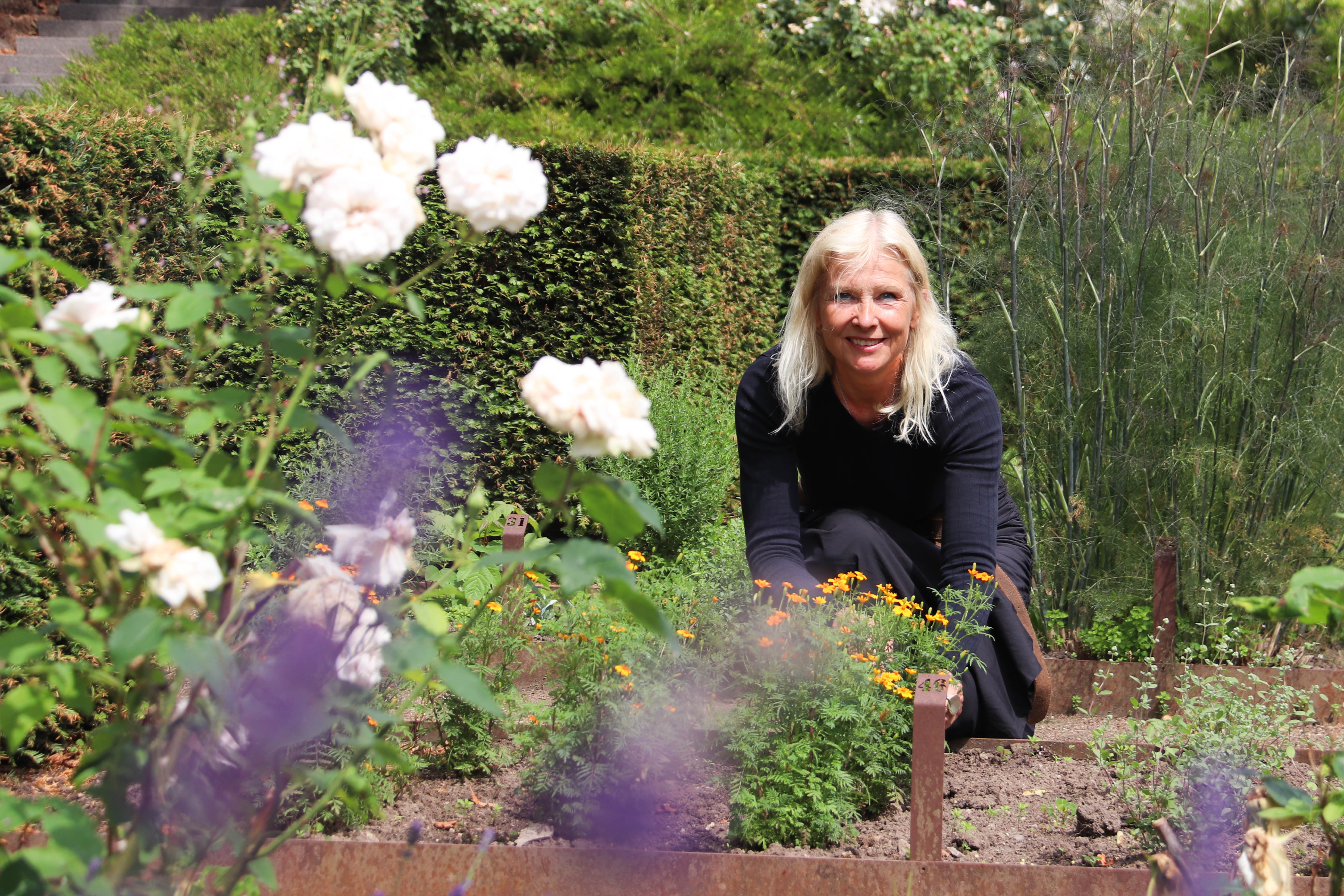 Ellen Berge er florist på Dragsholm Slot og henter også blomster fra slottets urtehave til buketterne.