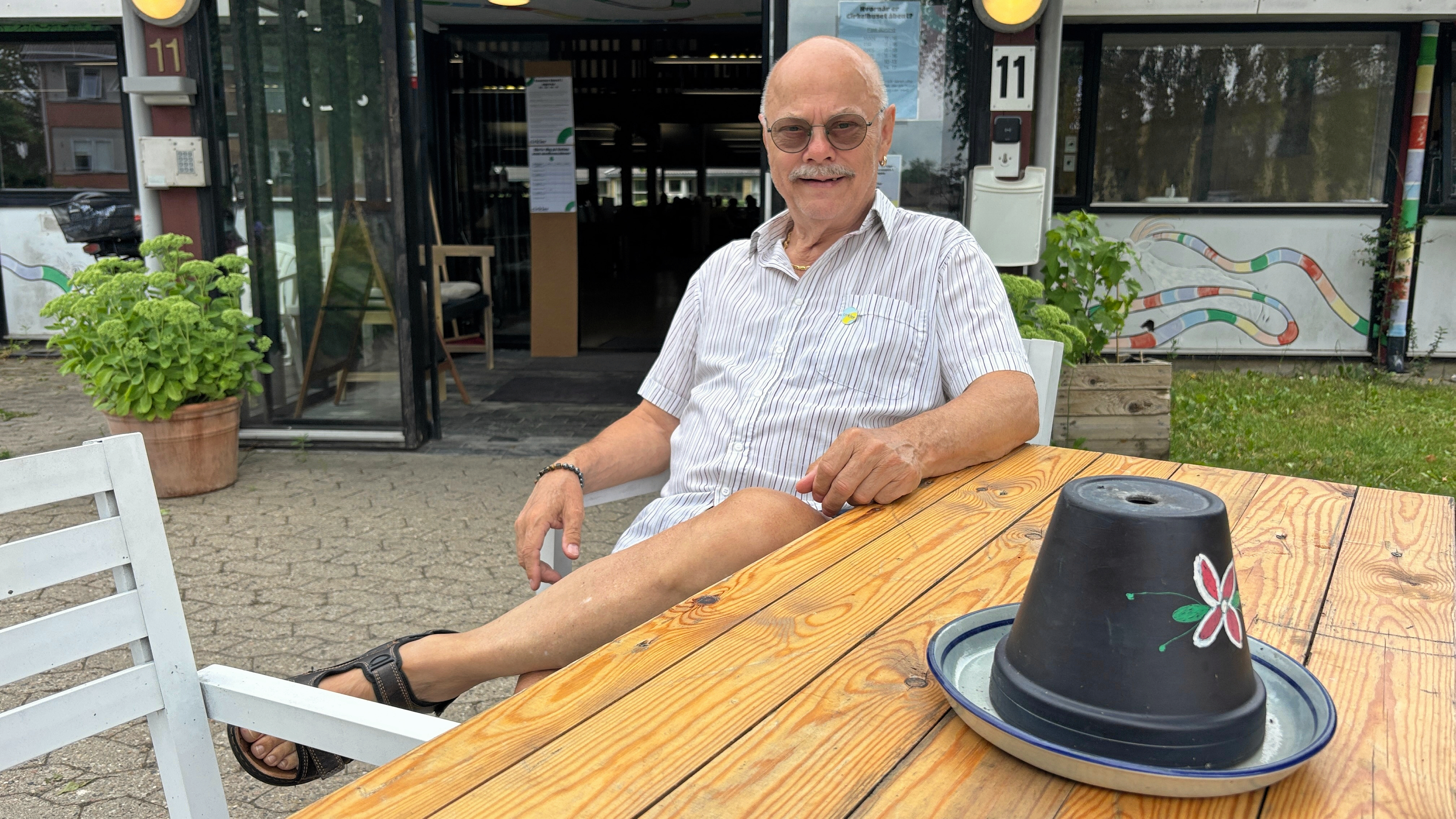 73-årige Henning Jørgensen tager imod i Cirkelhuset, hvor han kommer dagligt og har vagter som frivillig vært.