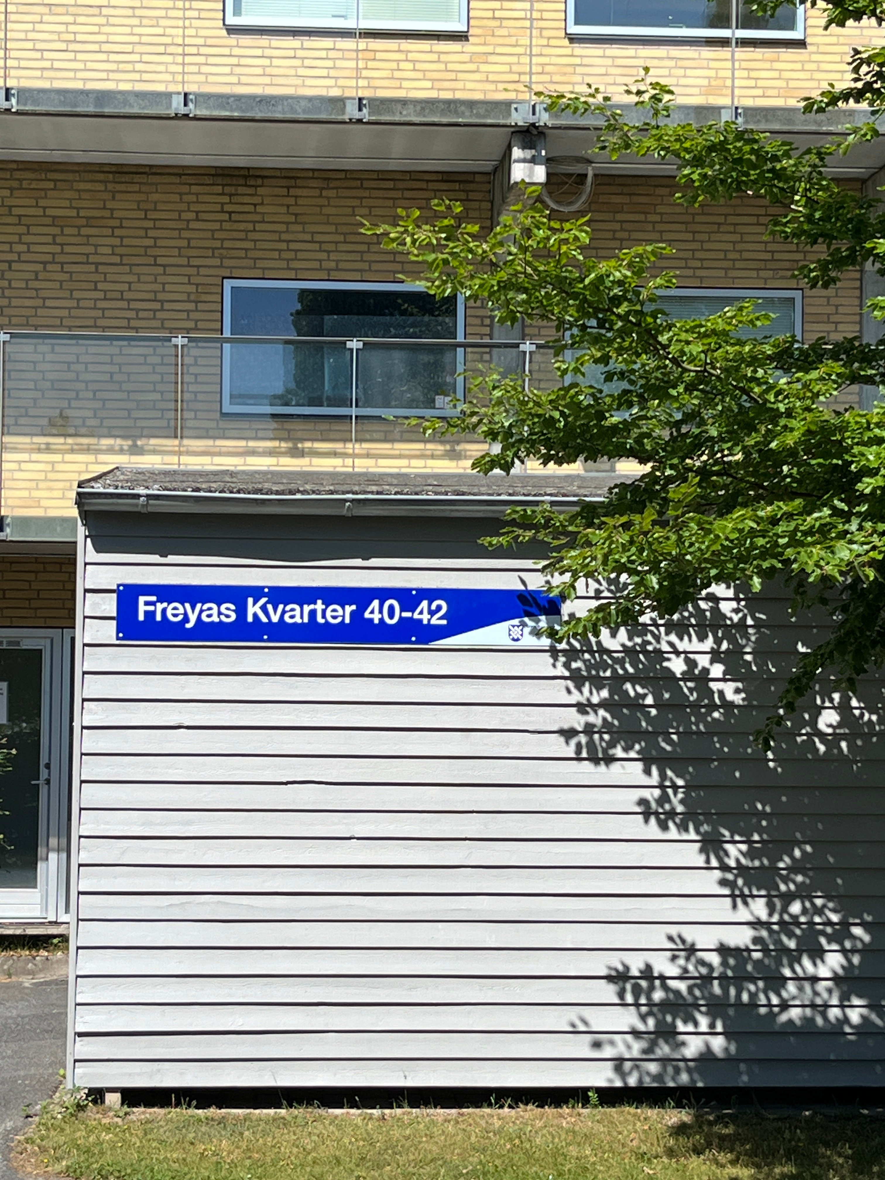 En kraftig ændring i bemandingstimerne i botilbuddet Freyas Kvarter 40-42 vækker stærk bekymring blandt medarbejderne, der frygter det værste for beboerne.