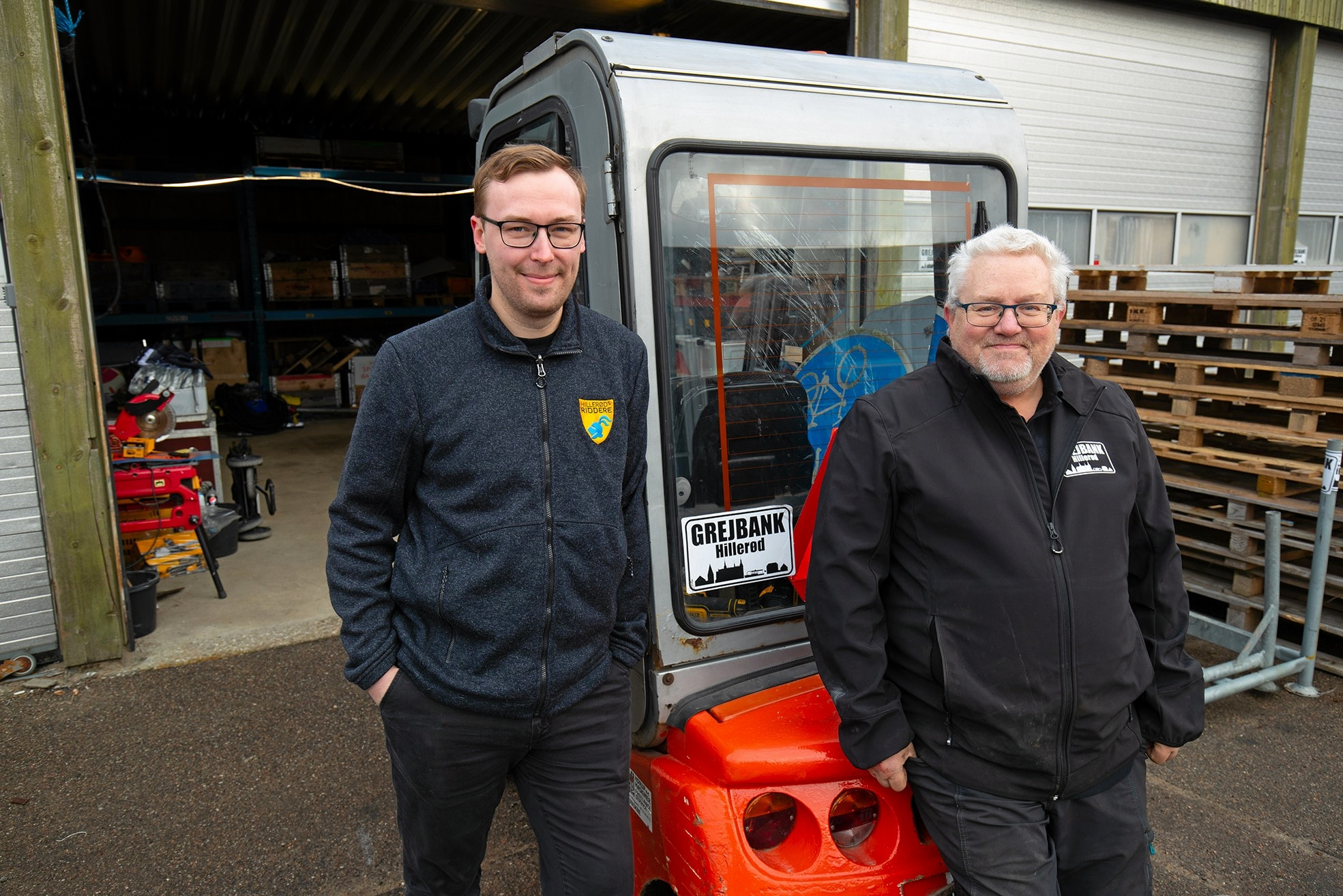 Victor Ivan Eggert Petersen og Kennet Helmer-Jensen hos Hillerød Grejbank: - Materiellet bliver flittigt brugt. Vi havde et godt stykke over 150 ind- og udleveringer i 2025, fortæller Kennet Helmer-Jensen.