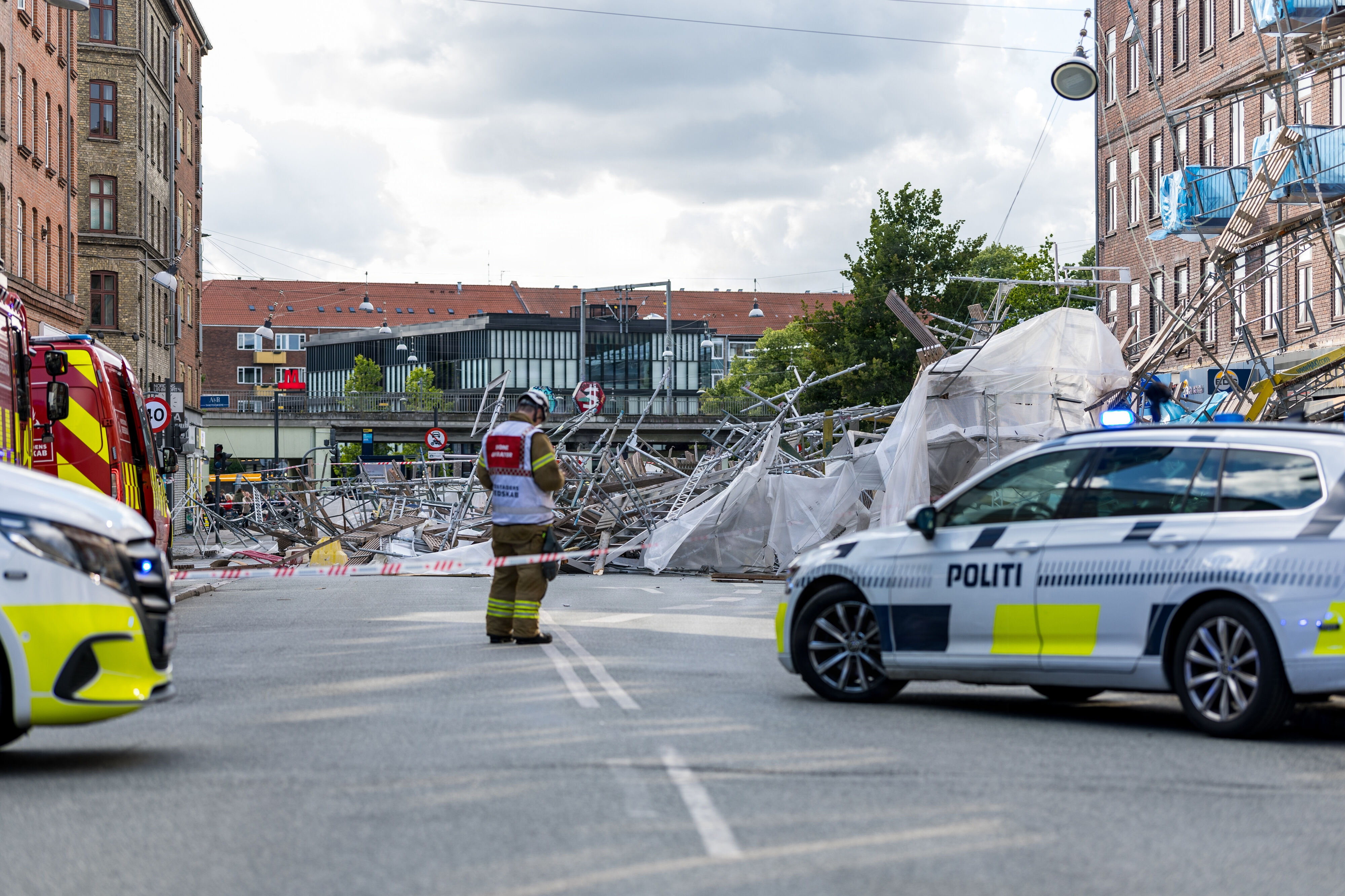 Københavns Politi var tirsdag aften til stede på Nørrebrogade, efter at et større stillads var væltet.