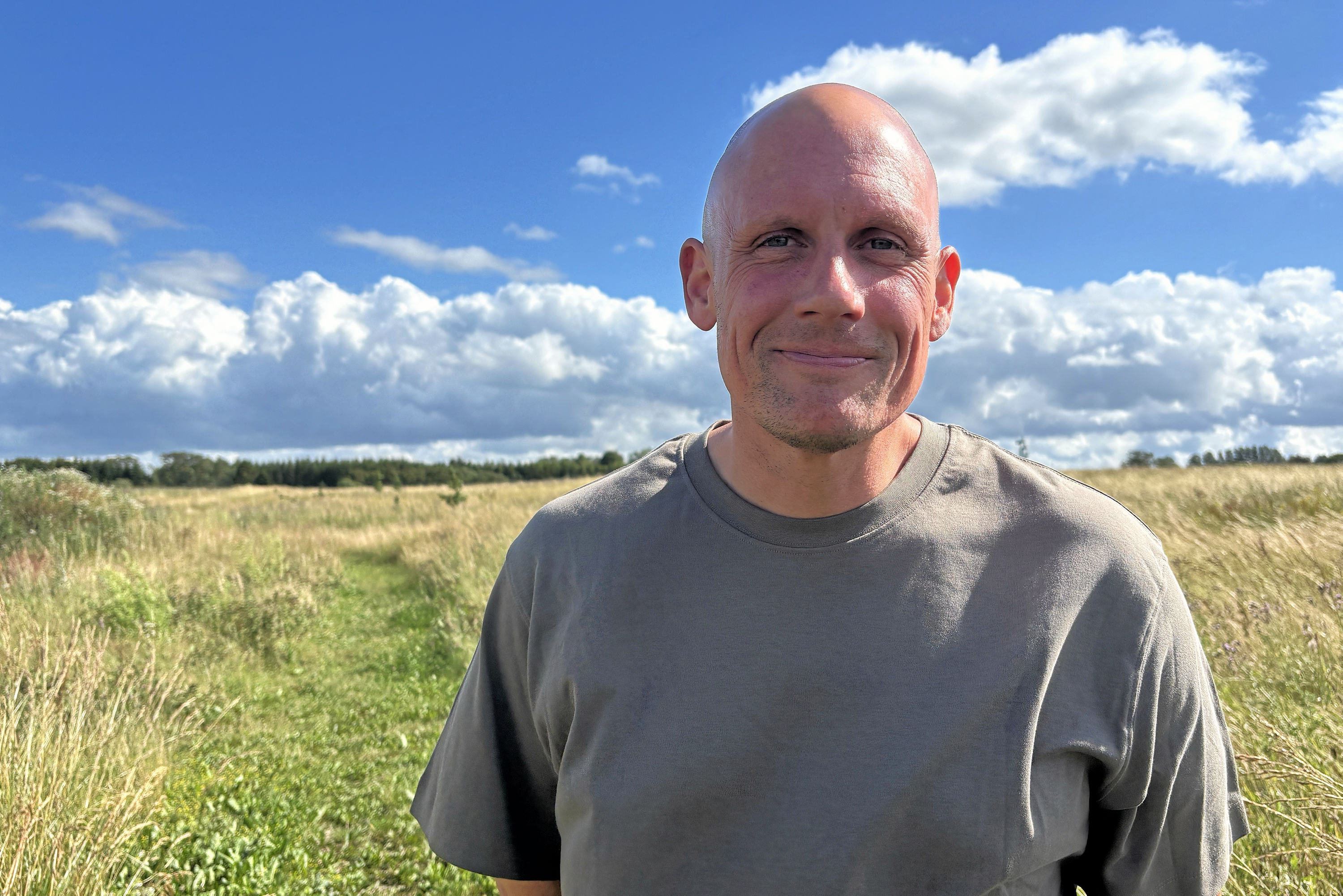 Morten Vallentin Jakobsen har slået græsstierne omring Regstrups blomsterkvarter i 15 år helt frivilligt, og selv betalt udgifterne forbundet med det. Nu flytter han og kan ikke længere slå græsstierne. Men så meldte naboen sig på banen.