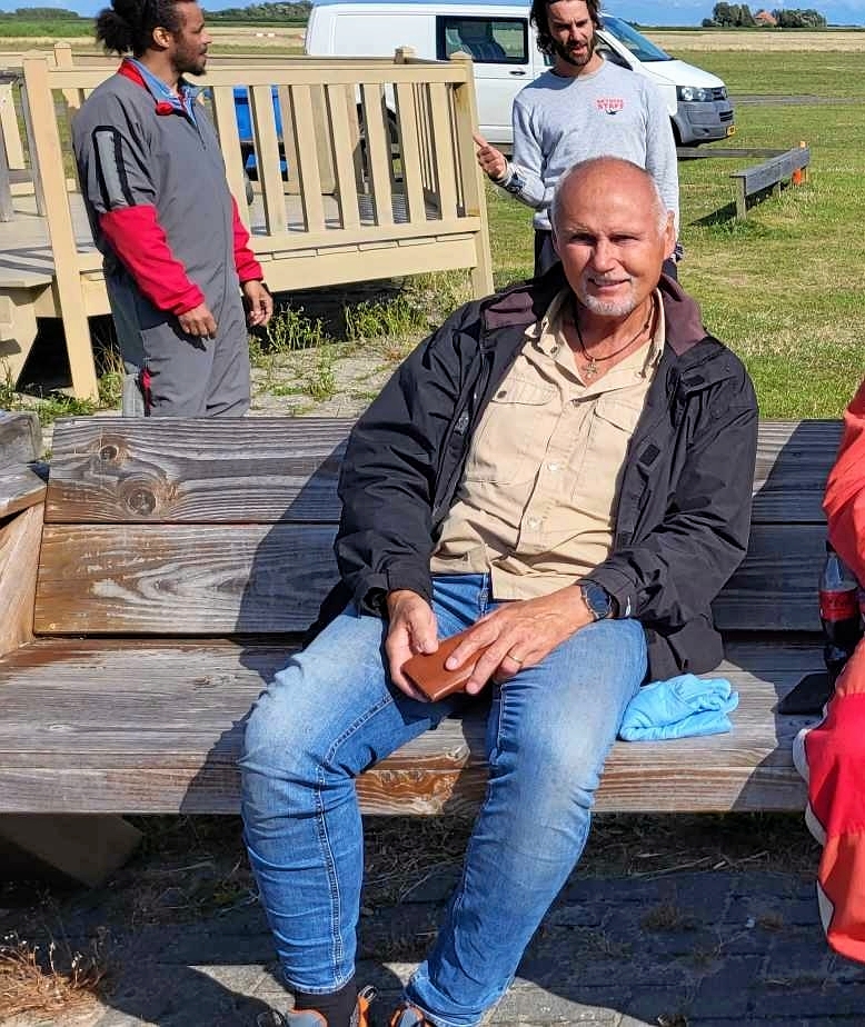Nerverne var på plads, da Ole Pedersen gjorde klar til at stige om bord på flyet i Holland. - Privat Nerverne var på plads, da Ole Pedersen gjorde klar til at stige om bord på flyet i Holland.