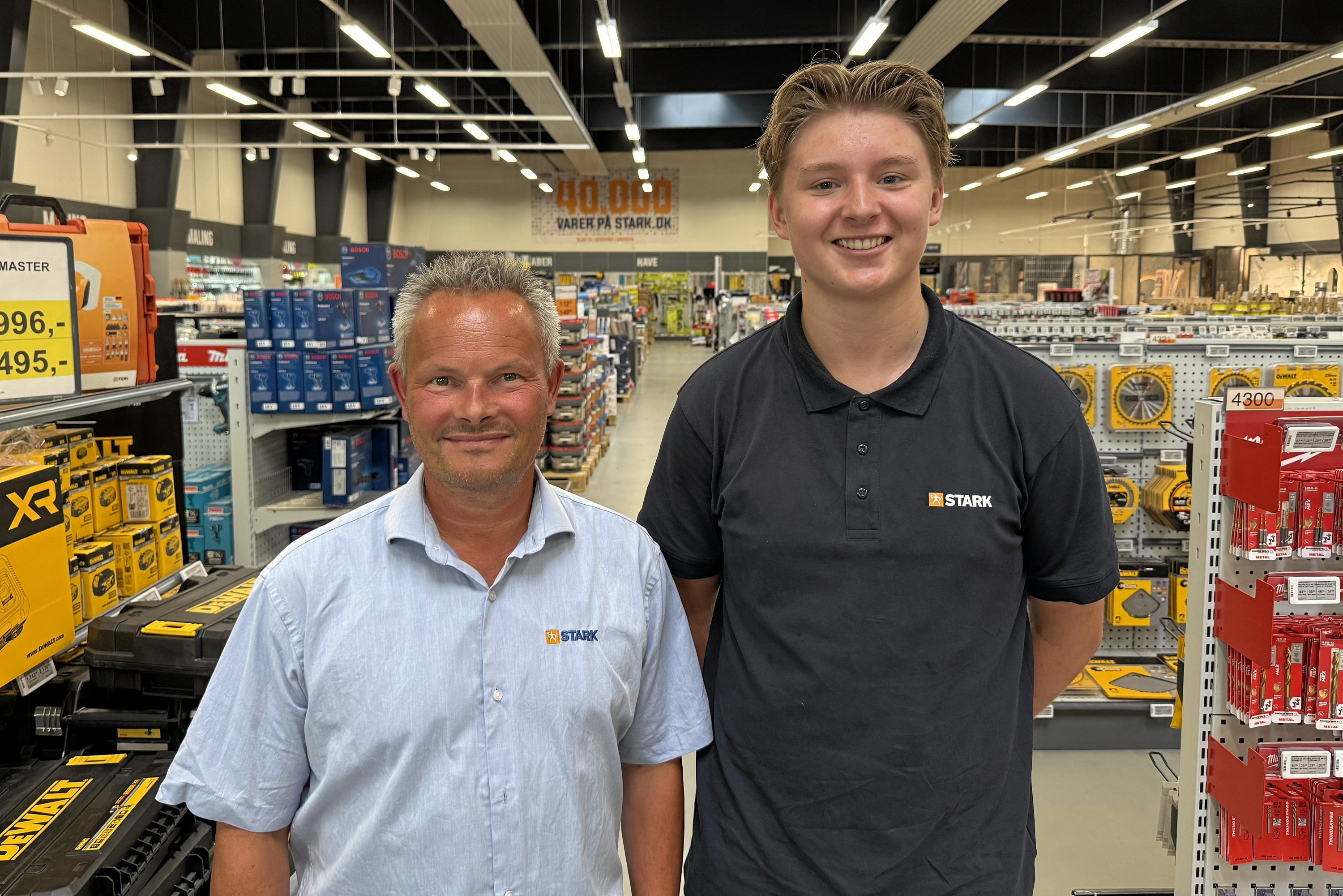 Dzuigas Giga er glad for sit job hos Stark i Kokkedal Industripark. Her ses med sin chef, Jonathan Bisgaard, der er trælastdirektør hos Stark Hørsholm.