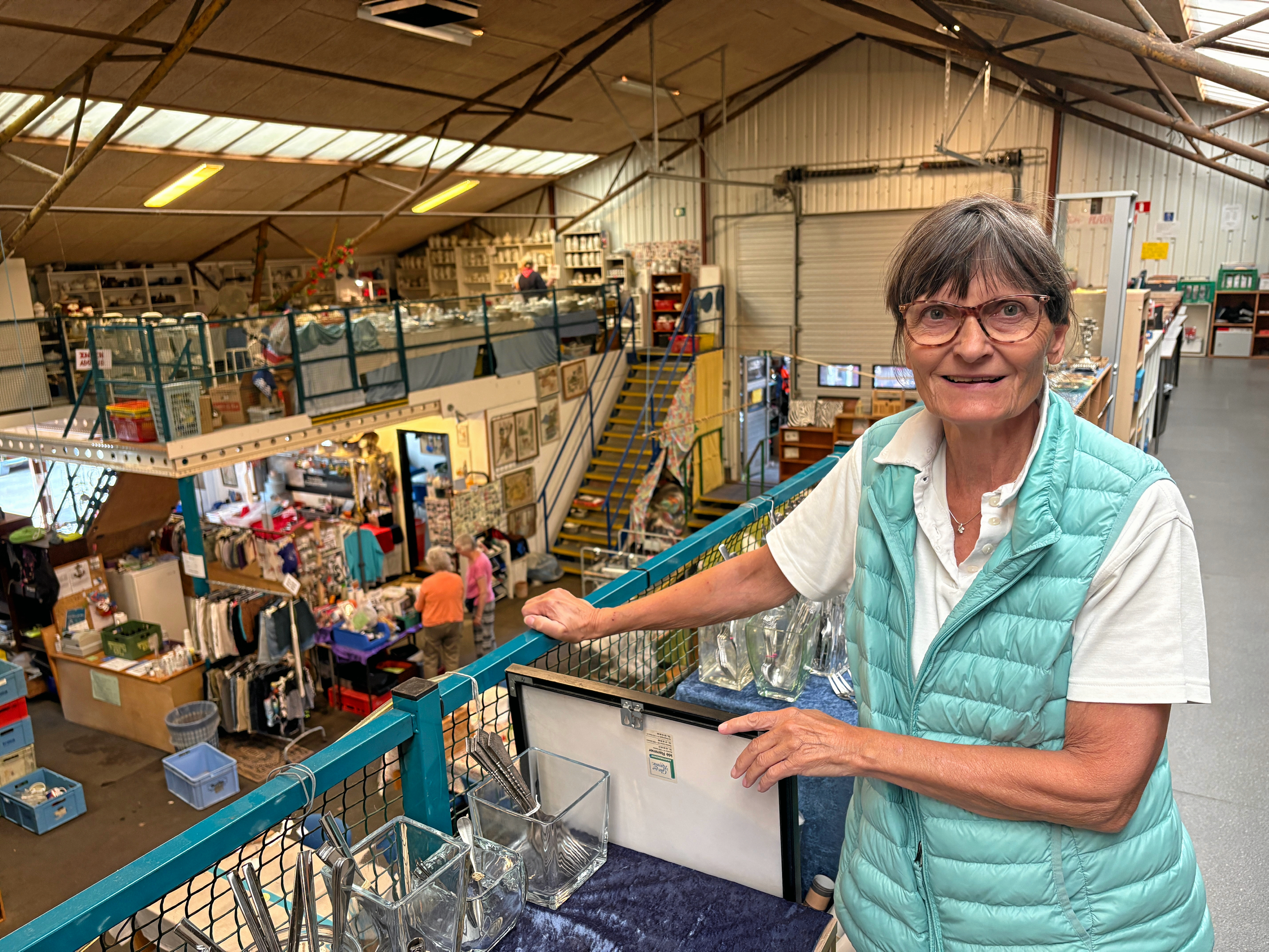 Anne Bøg i den ene af de to haller, hvor Genbrugsgruppen holder store loppemarkeder næsten hver måned. Overskuddet går til de foreninger, som er med i driften.