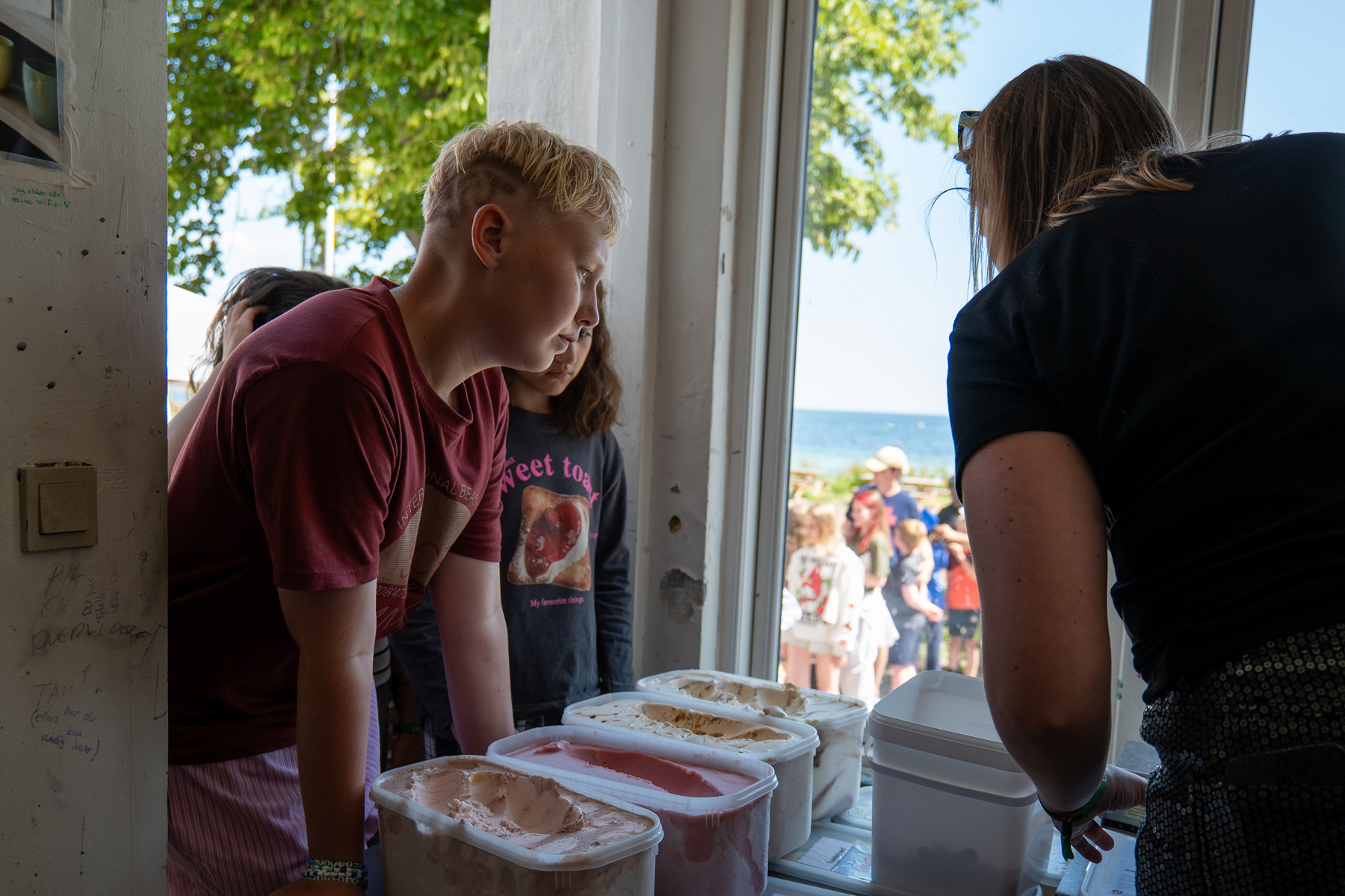 Et stop ved isvognen blev en af ugens mange sommeroplevelser for deltagerne på ferielejren i Faxe Ladeplads.