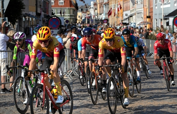 PostNord Danmark Rundt havde i 2022 mål i Køge på 1. etape. Hér ses feltet i slutfasen af etapen. Snart kommer feltet forbi igen.