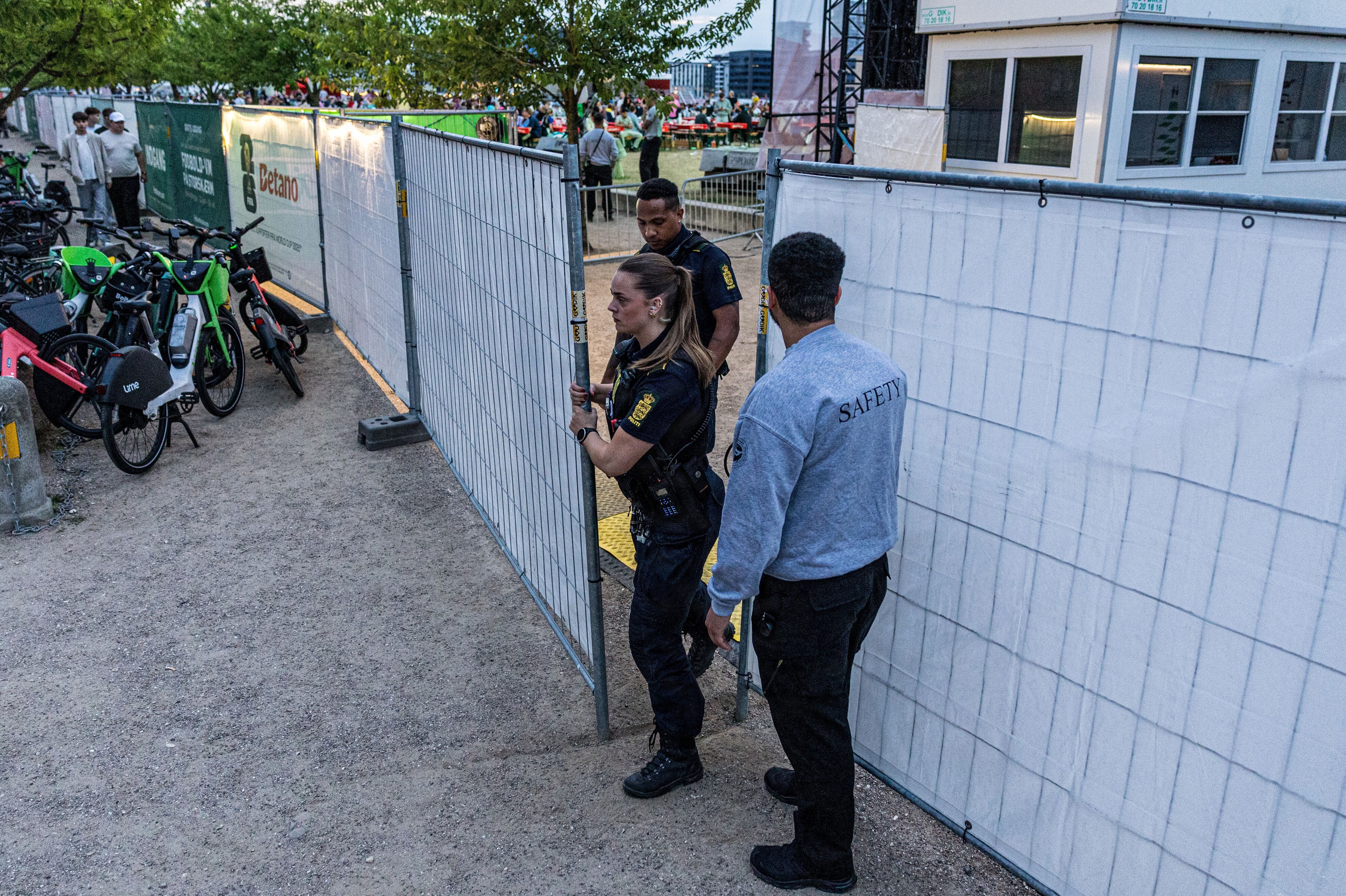 Politiet har hørt fra en række vidner, der overværede en voldelig episode under et VM-storskærmsarrangement på Islands Brygge i København tirsdag den 30. juni. En 32-årig svensk mand kom alvorligt til skade og afgik senere ved døden.