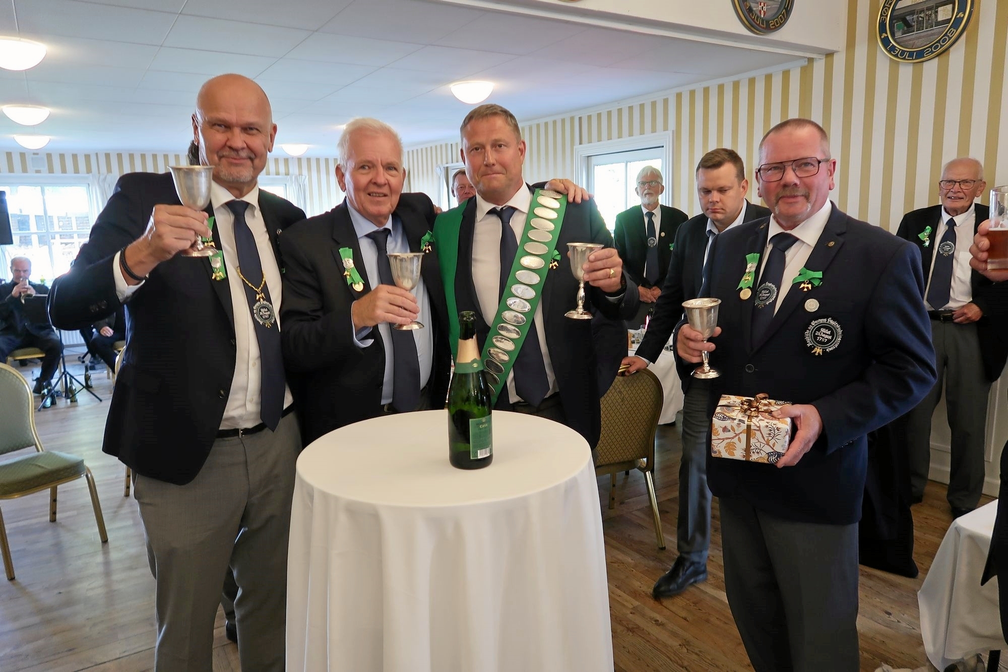Roskilde og Omegns Fugleskydningsselskab holdt sin årlige fugleskydning på Håndværkeren. Fra venstre formand Carsten Helge Nielsen, afgående fuglekonge Mogens Hallager, den nye fuglekonge Christian Bay og kongeskytte Per Lars Sørensen. - Roskilde og Omegns Fugleskydningsselskab Roskilde og Omegns Fugleskydningsselskab holdt sin årlige fugleskydning på Håndværkeren. Fra venstre formand Carsten Helge Nielsen, afgående fuglekonge Mogens Hallager, den nye fuglekonge Christian Bay og kongeskytte Per Lars Sørensen.