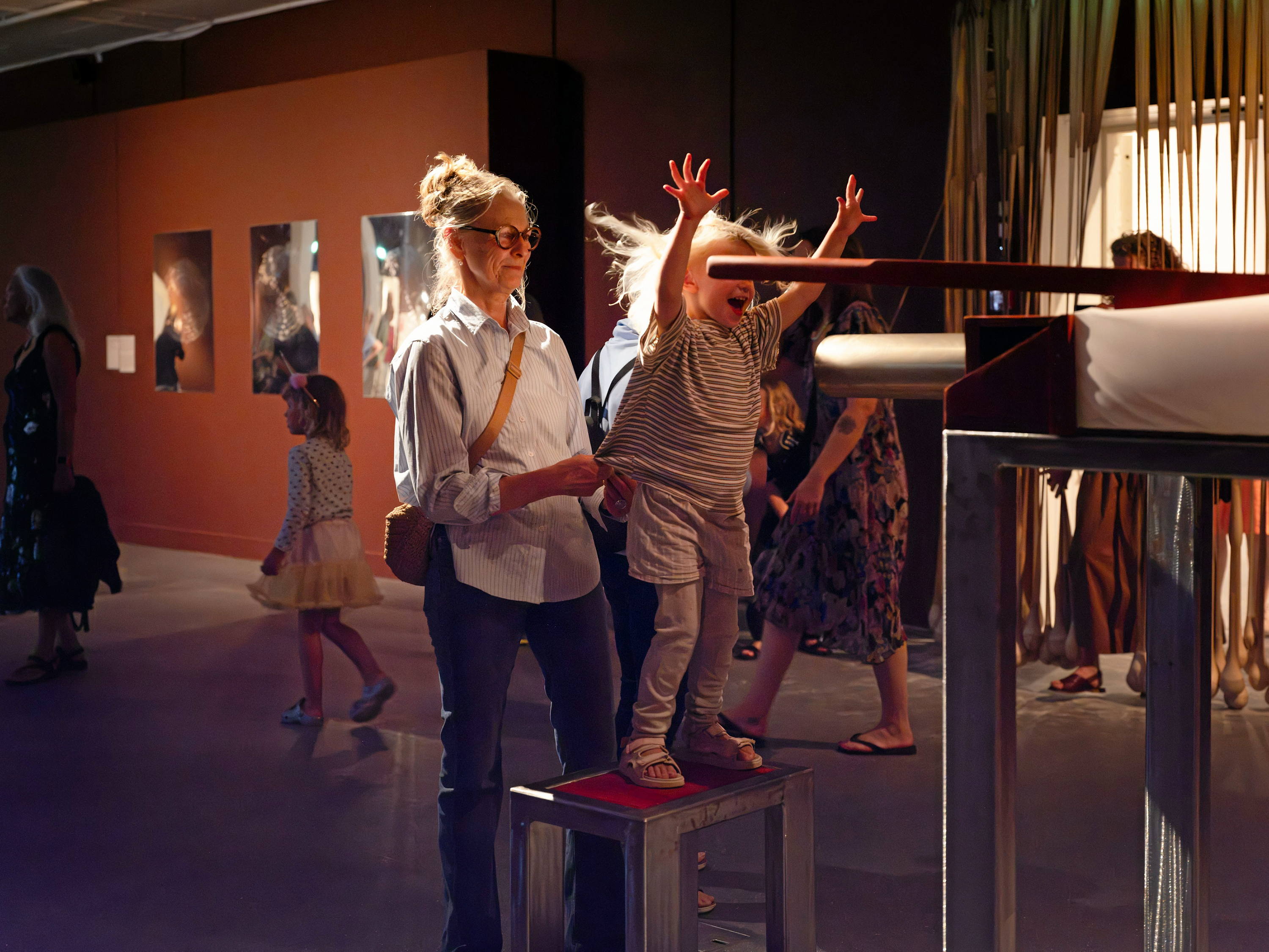 Billedet er fra ferniseringen på Sophie Dupont udstilling 'Breathe' på Sorø Kunstmuseum i 2026. 'Breathe' er den anden udstilling i 'SANS! Nye verdener'.