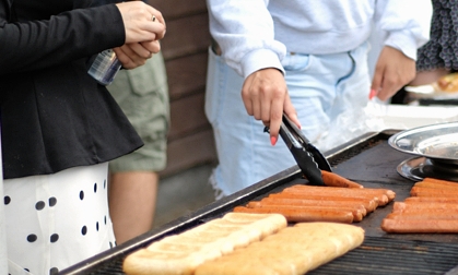 De mange gæster kunne blandt købe grillpølser - Presse De mange gæster kunne blandt købe grillpølser