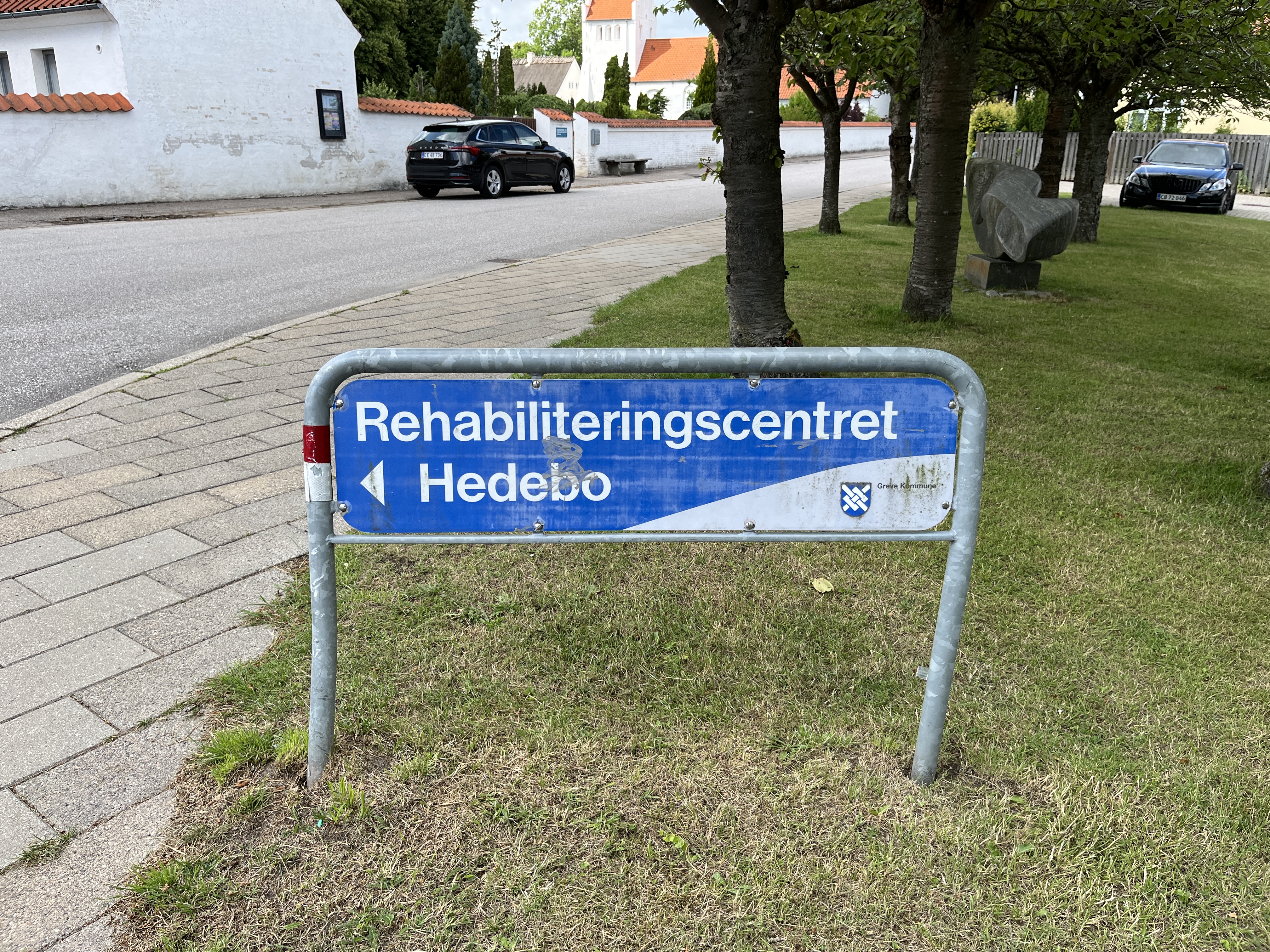I nærheden af Hedebo skal et nyt tilbud kaldet 'Dahliahuset' åbne. Det er ikke sket endnu, og imens medarbejdere, der er rykket fra botilbud, venter på, at borgere flytter ind, samler de møbler og luer ukrudt.
