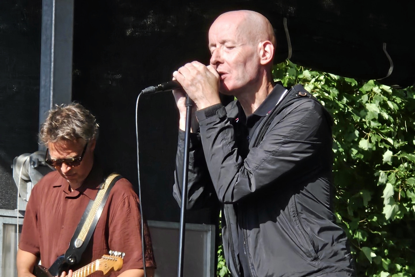 Love Shops forsanger, Jens Unmack, fik selskab på scenen af Rune Kjeldsen, der bor på Møn.