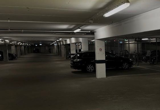 I parkeringskælderen under Lidl blev en ung mand taget med hash, skunk og en vægt på sig, mens han var på vagt for hjemmeplejen.