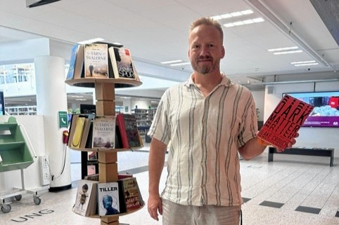 Ingen sommerferie uden en god bog. Henning Schmidt fra Vordingborg Bibliotekerne har et bud.