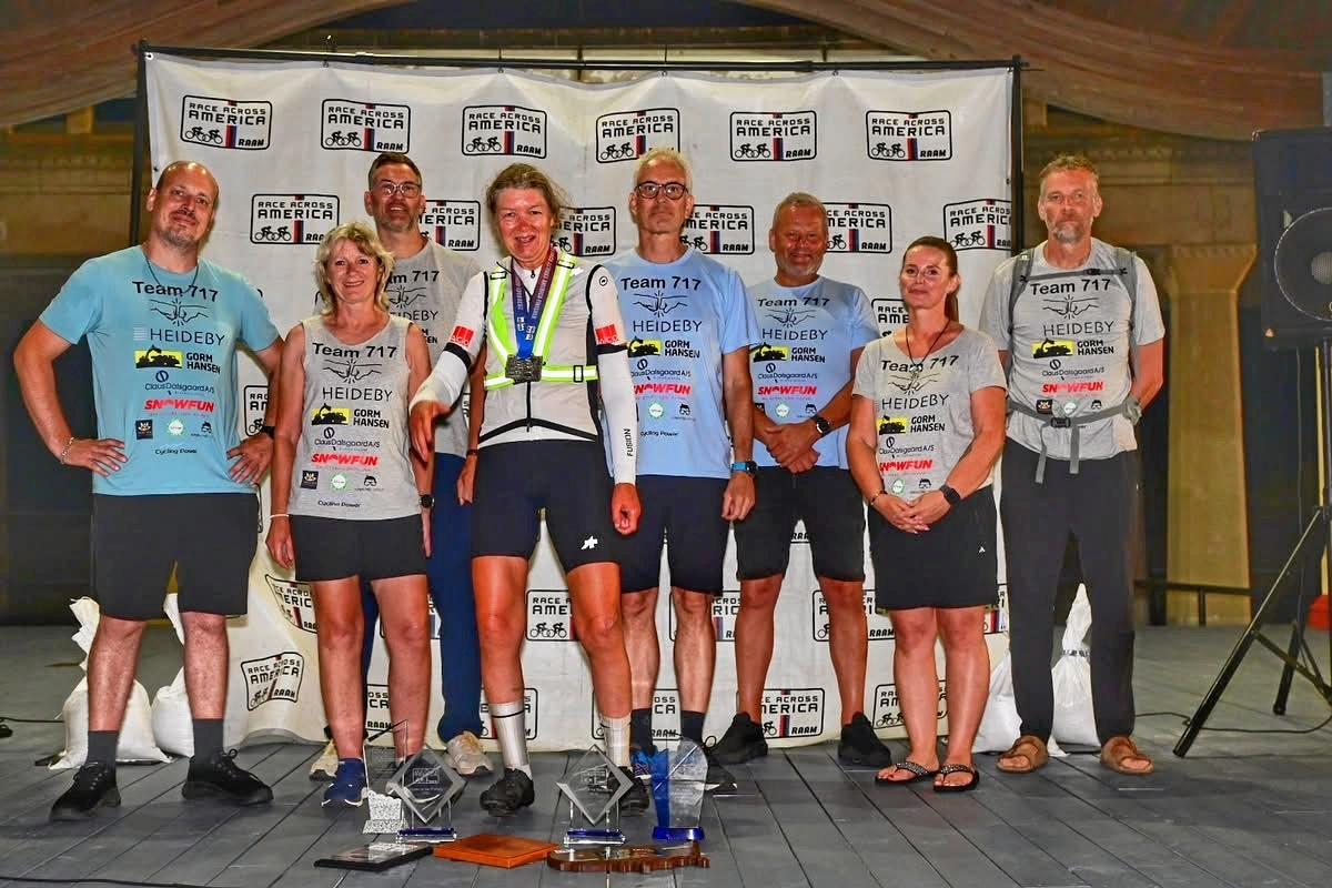 Pernille Kinnunen på podiet sammen med det hold, der hjalp hende med at gennemføre Race Across America. Fra venstre: Martin Apostel Rommel, Vibeke Meyhoff, Allan Bjørk Pedersen, Pernille Kinnunen, Niels Keller-Larsen, Henrik Nautrup, Martina Midjord og Martin Wilstrup.
