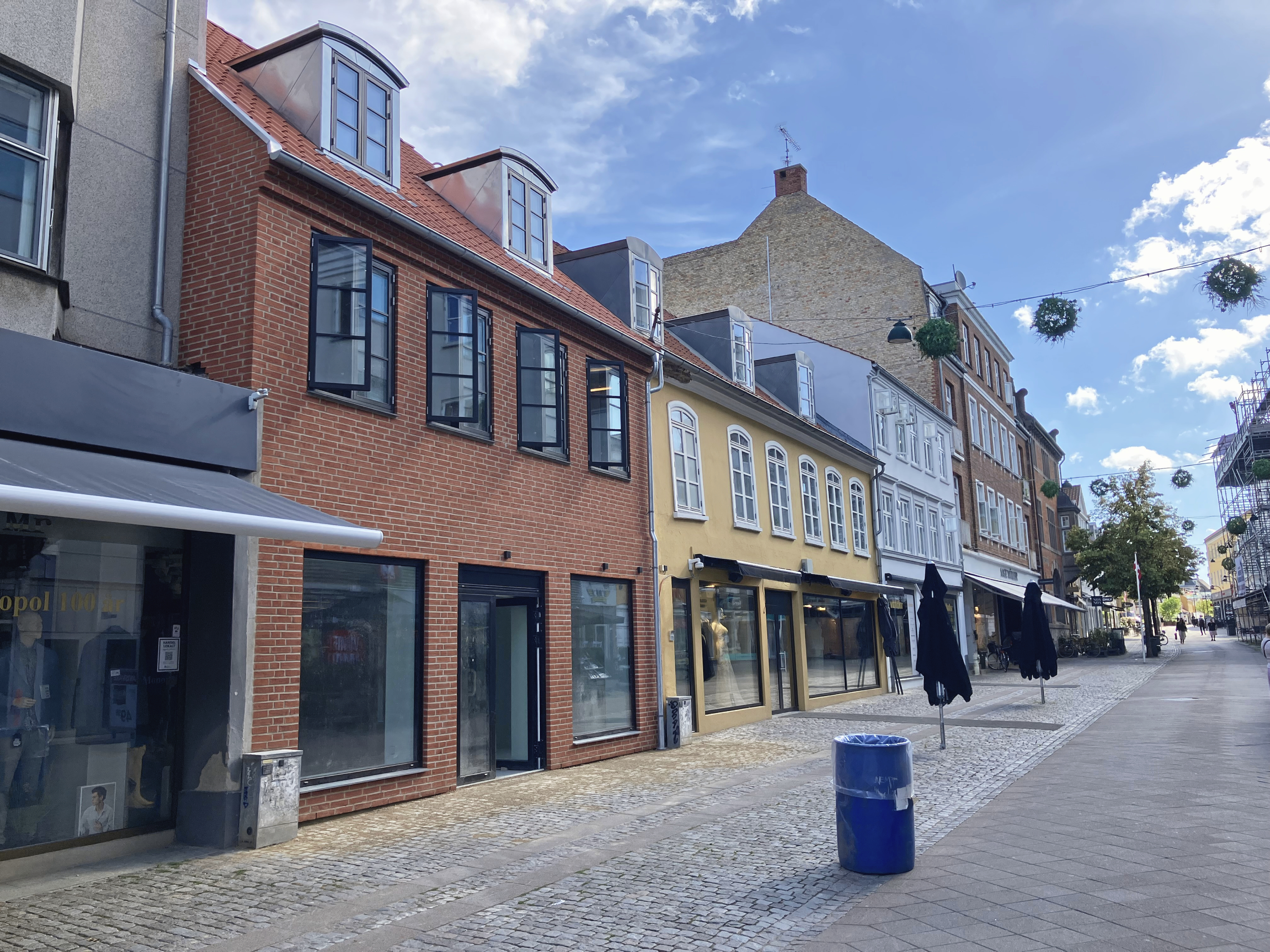 Skomagergade har mange eksempler på nyere og ældre arkitektur ved siden af hinanden.