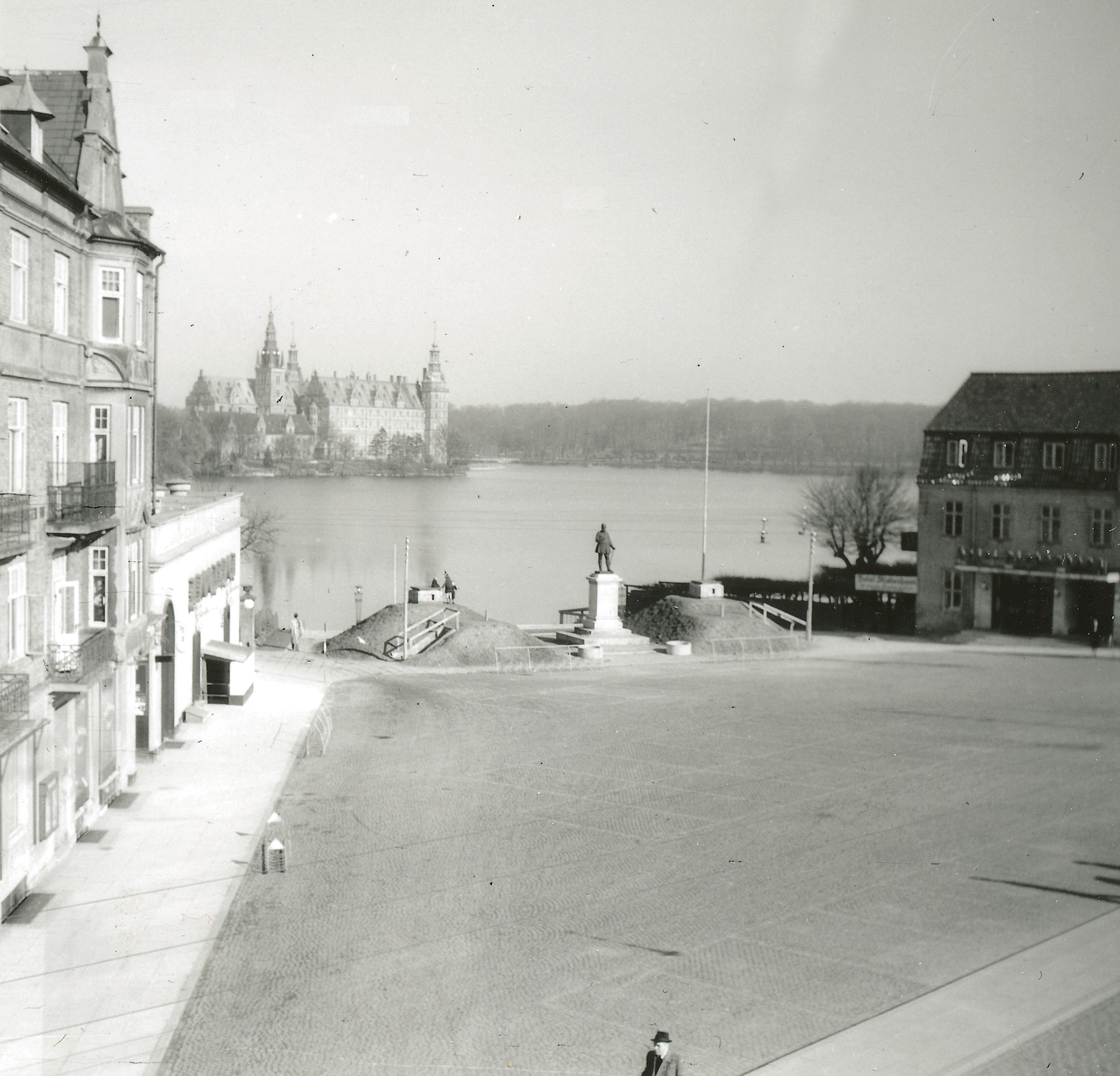 De to bunkers på Torvet i Hillerød, som blev opført i 1944-45, er fotograferet af Stefan R.A. Christensen. Motivet er set fra Torvet 9, 1. sal, hvor familien boede.