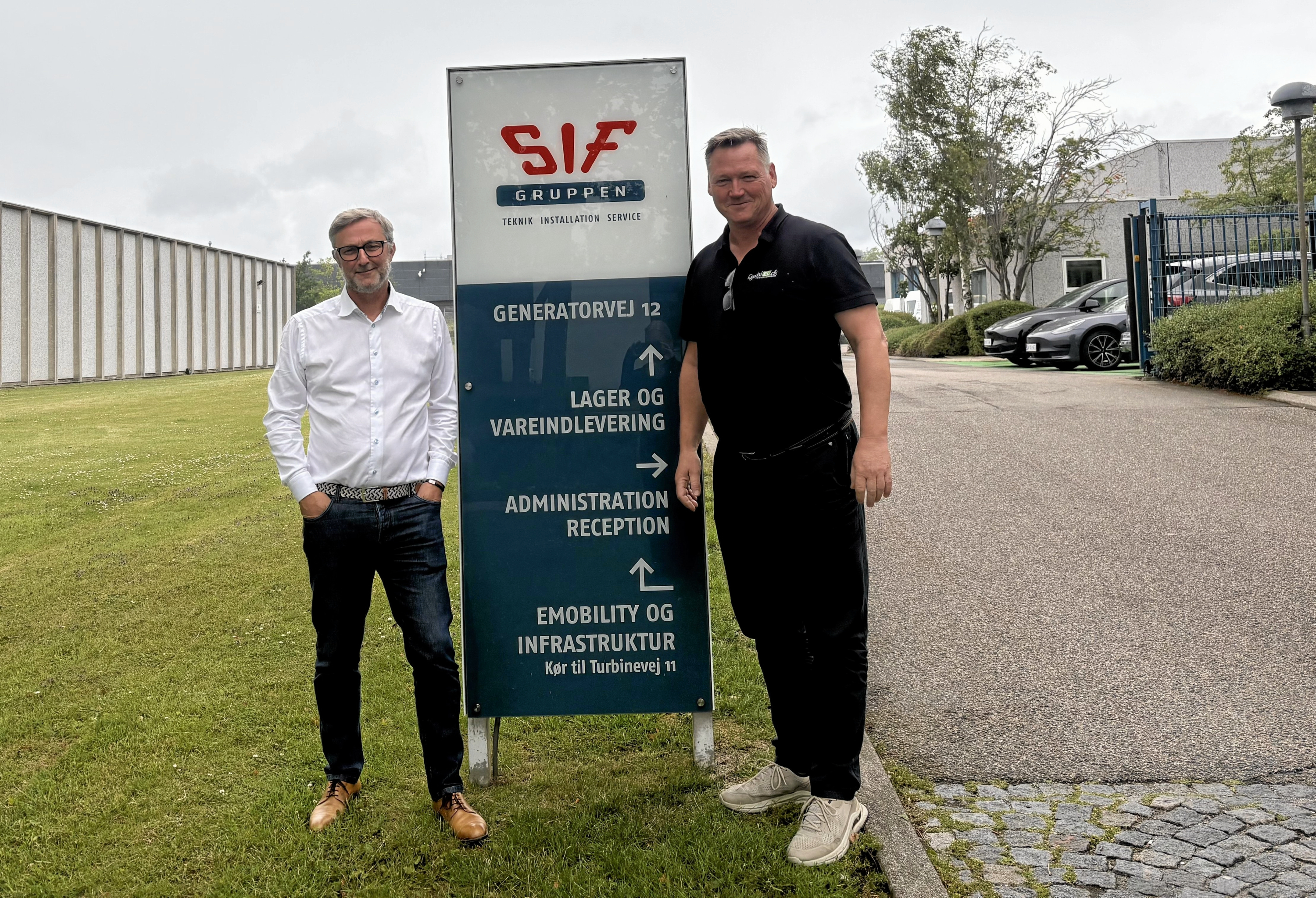 Lars Mejlby, administrerende direktør hos SIF Gruppen, og til (til venstre) og Klaus K. Jakobsen, direktør i Egedal EL glæder sig til det nye samarbejde.