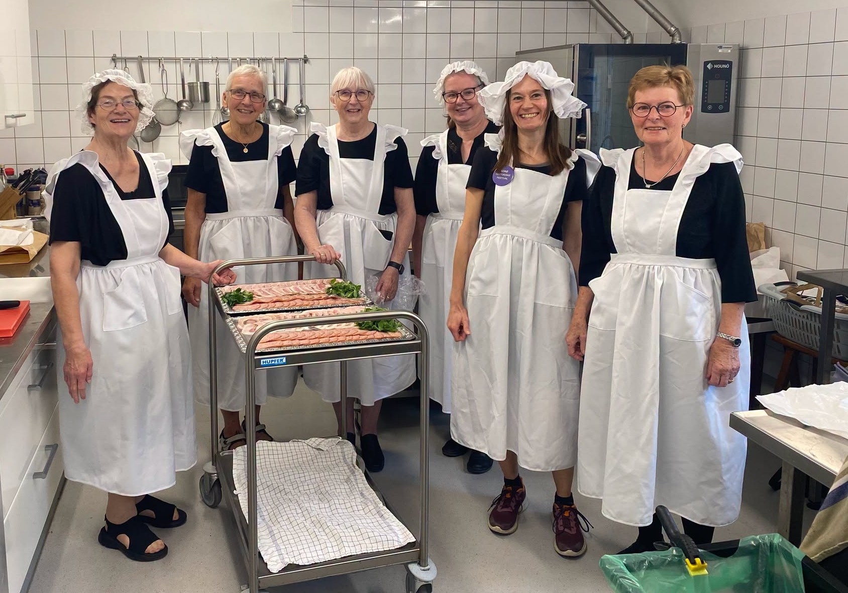 - Det har været et forrygende år med udsolgte arrangementer. Vi har fået mange roser fra deltagerne, og stemningen har været helt i top, siger Mette Skjoldan. Her ses serveringsholdet til Kvindebrunchen.