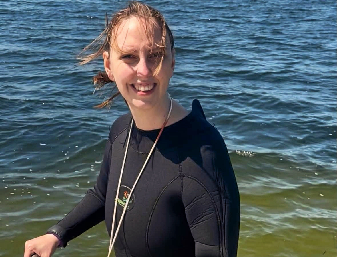 Iført våddragt og snorkel hoppede Socialdemokratiets nyudnævnte miljøordfører, Fie Hækkerup, i vandet for med egne øjne at se, hvordan det står til under overfladen i Roskilde Fjord.
