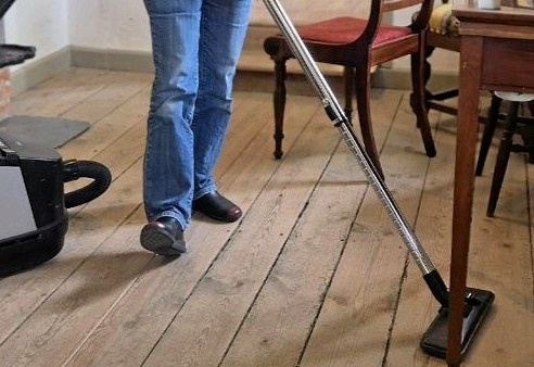 En 94-årig kvinde har haft besøg af to kvinder, som sagde, at de kom fra det rengøringsfirma, der normalt besøger hendes adresse.