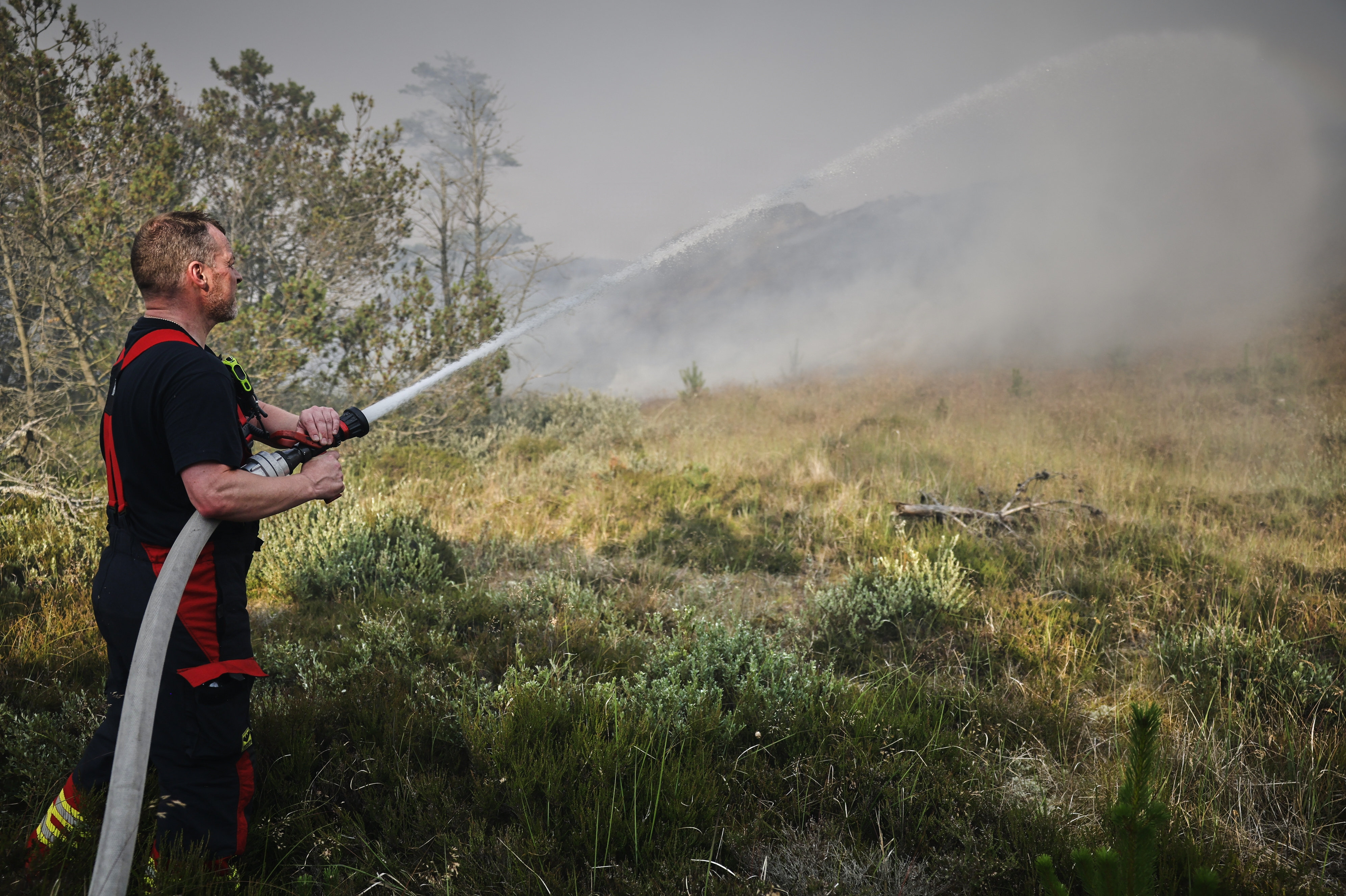 Sidste år den 14. juli rykkede beredskab ud til en kraftig naturbrand tæt ved Den Tilsandede Kirke nær Skagen. Også i år er beredskaberne opmærksomme på brandfare. (Arkivfoto).