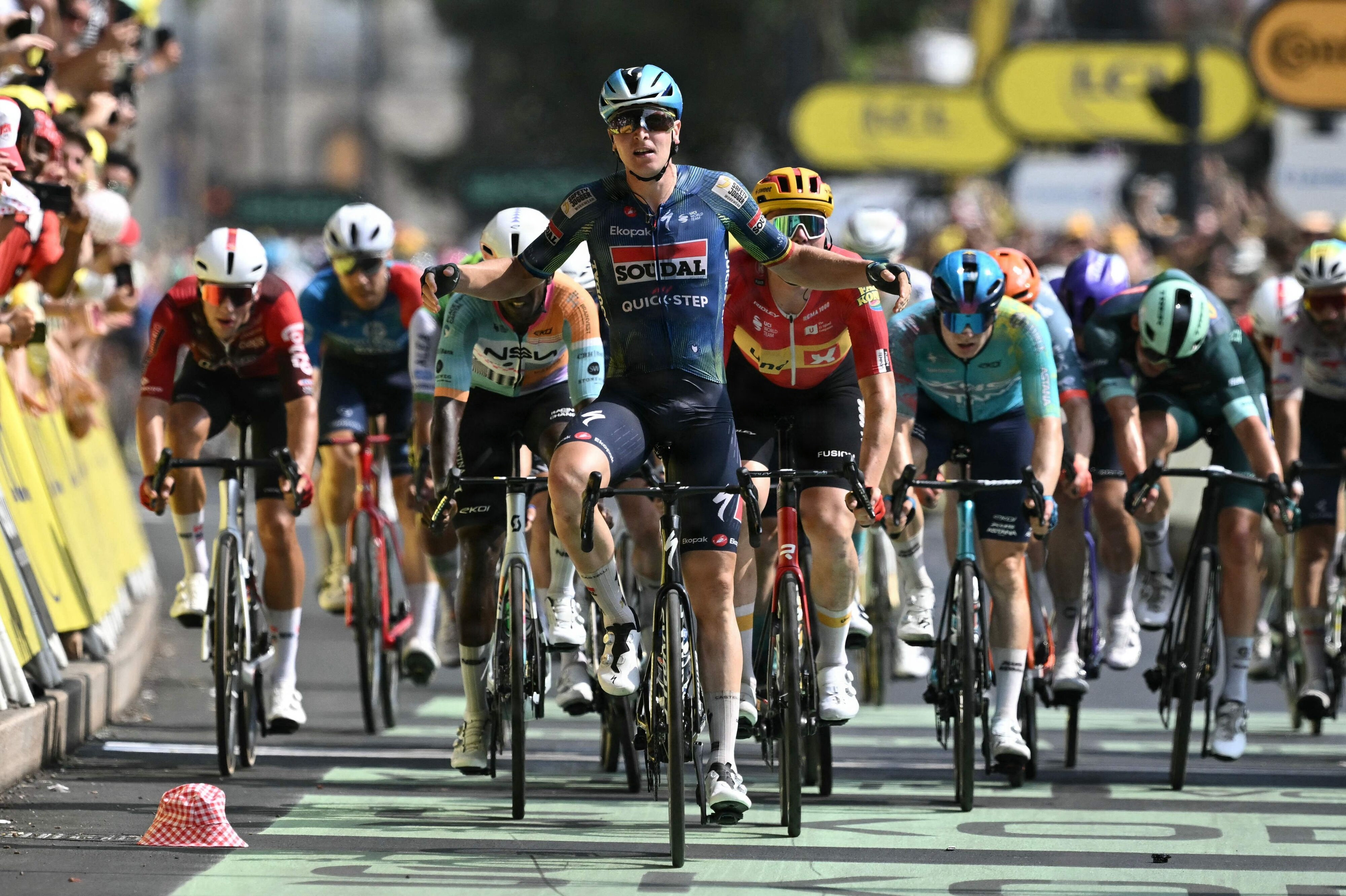 Tim Merlier jubler efter sejren på 7. etape i Tour de France.