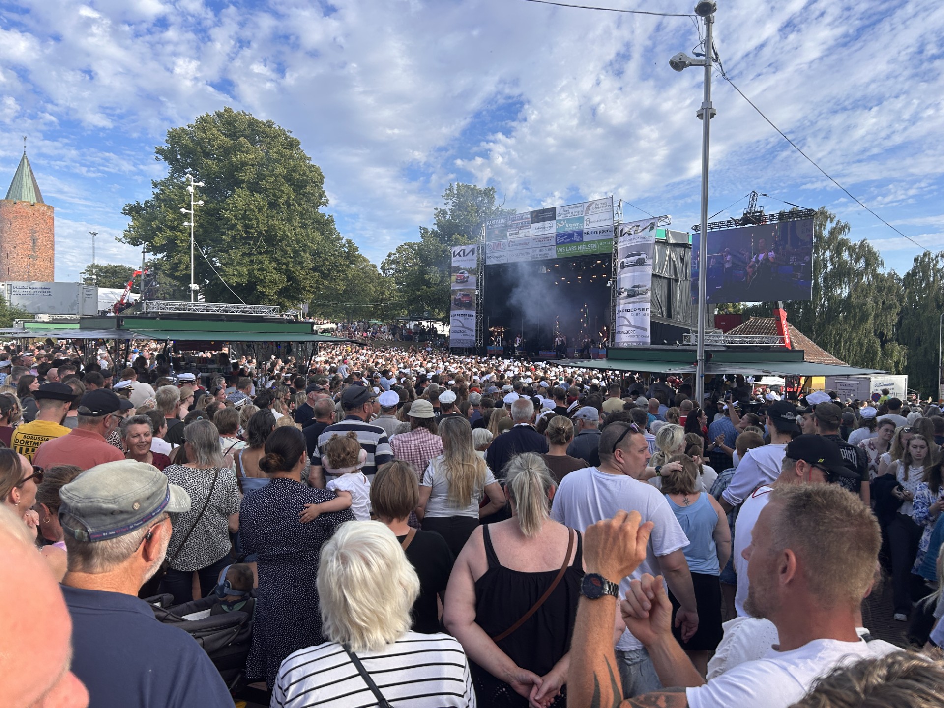 Der kan opstå farlige situationer, når festugen kører på det højeste, men de frivillige er hurtige til at træde til med hjælp, roser skribenten.