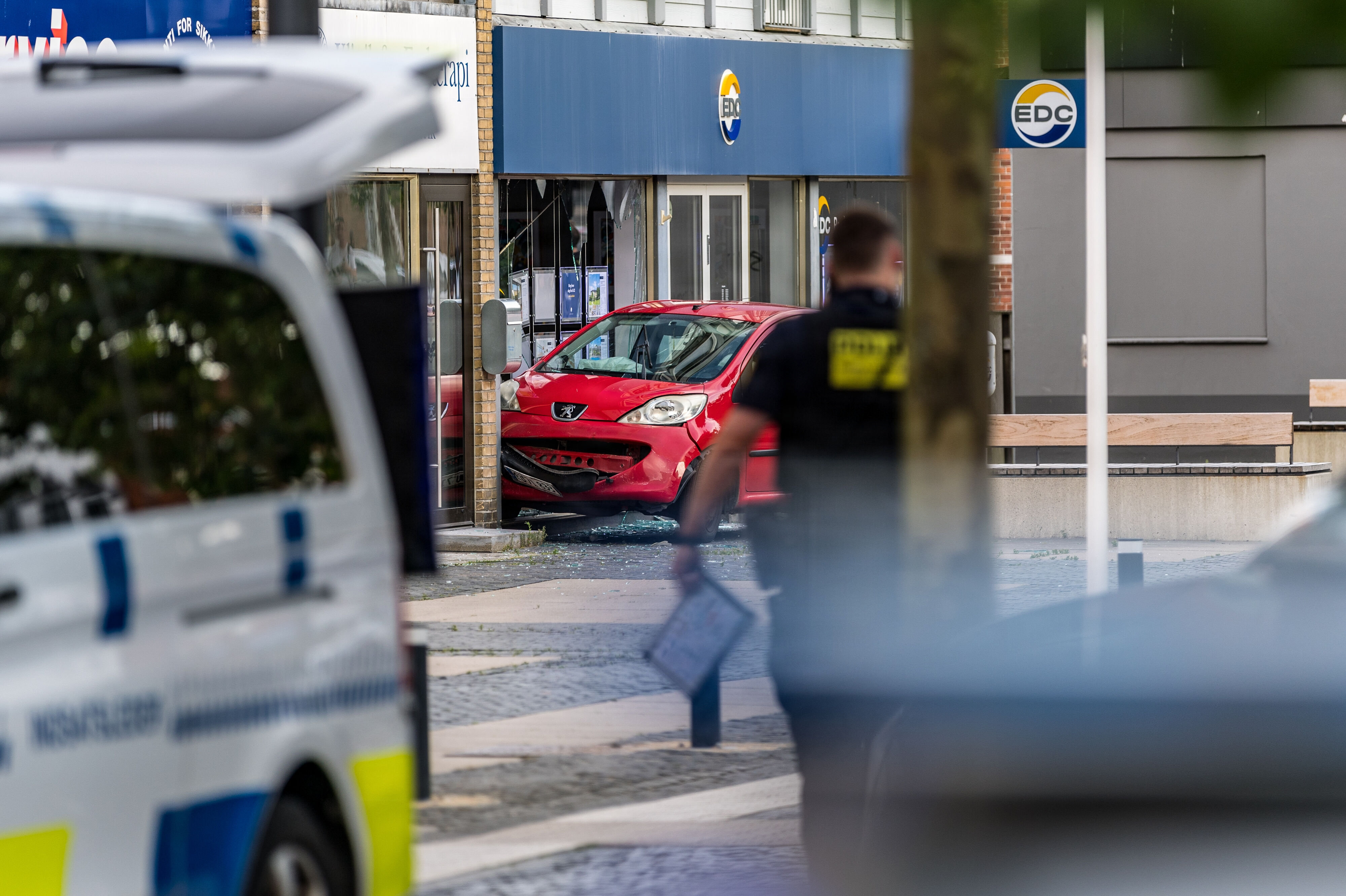Et større slagsmål mellem to grupperinger har fredag aften fundet sted på Taastrup Hovedgade. I forbindelse med slagsmålet er en bil blevet kørt ind i en butiksfacade.