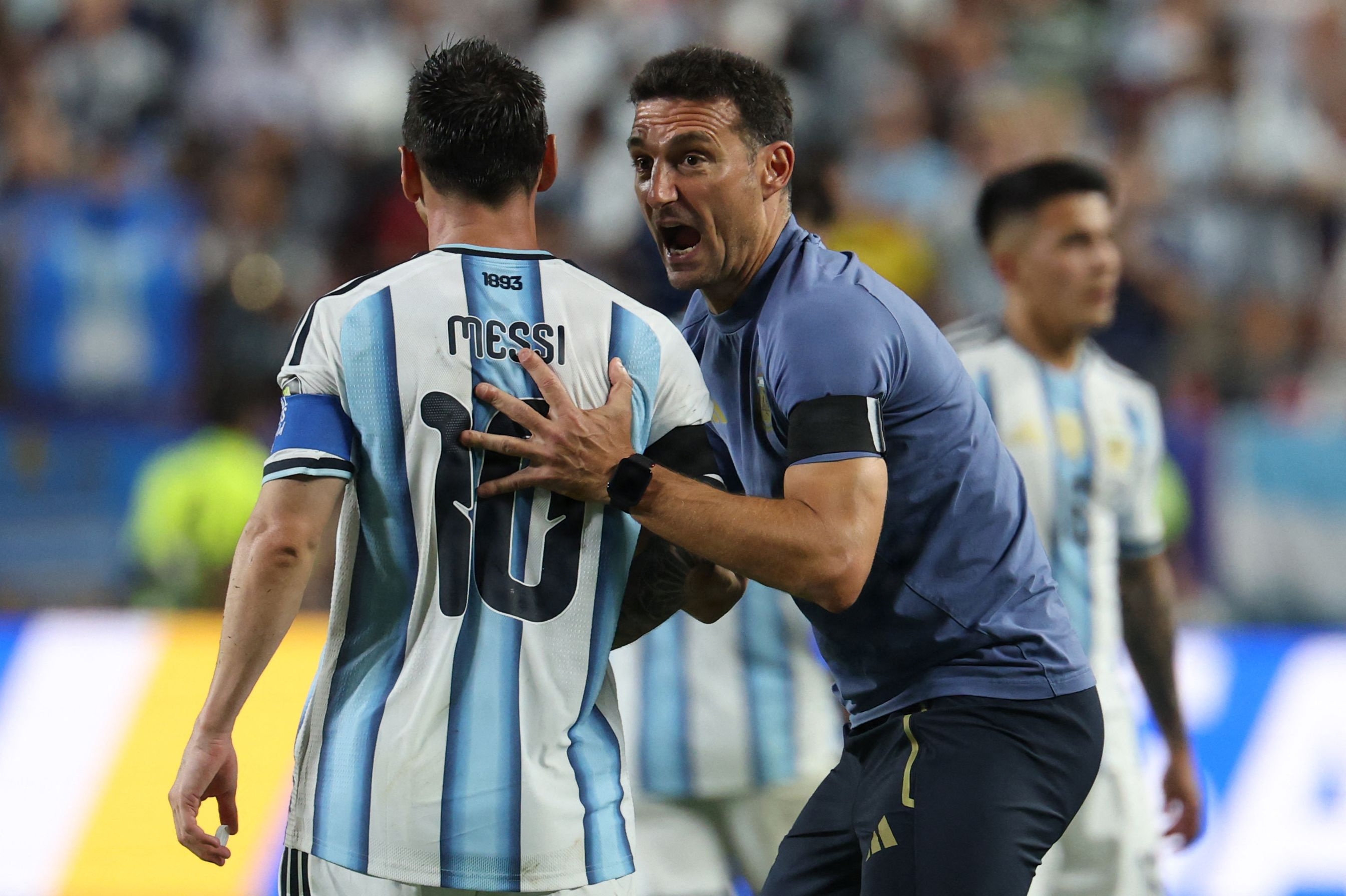 Lionel Scaloni taler med Lionel Messi i løbet af den forlængede spilletid mod Schweiz.