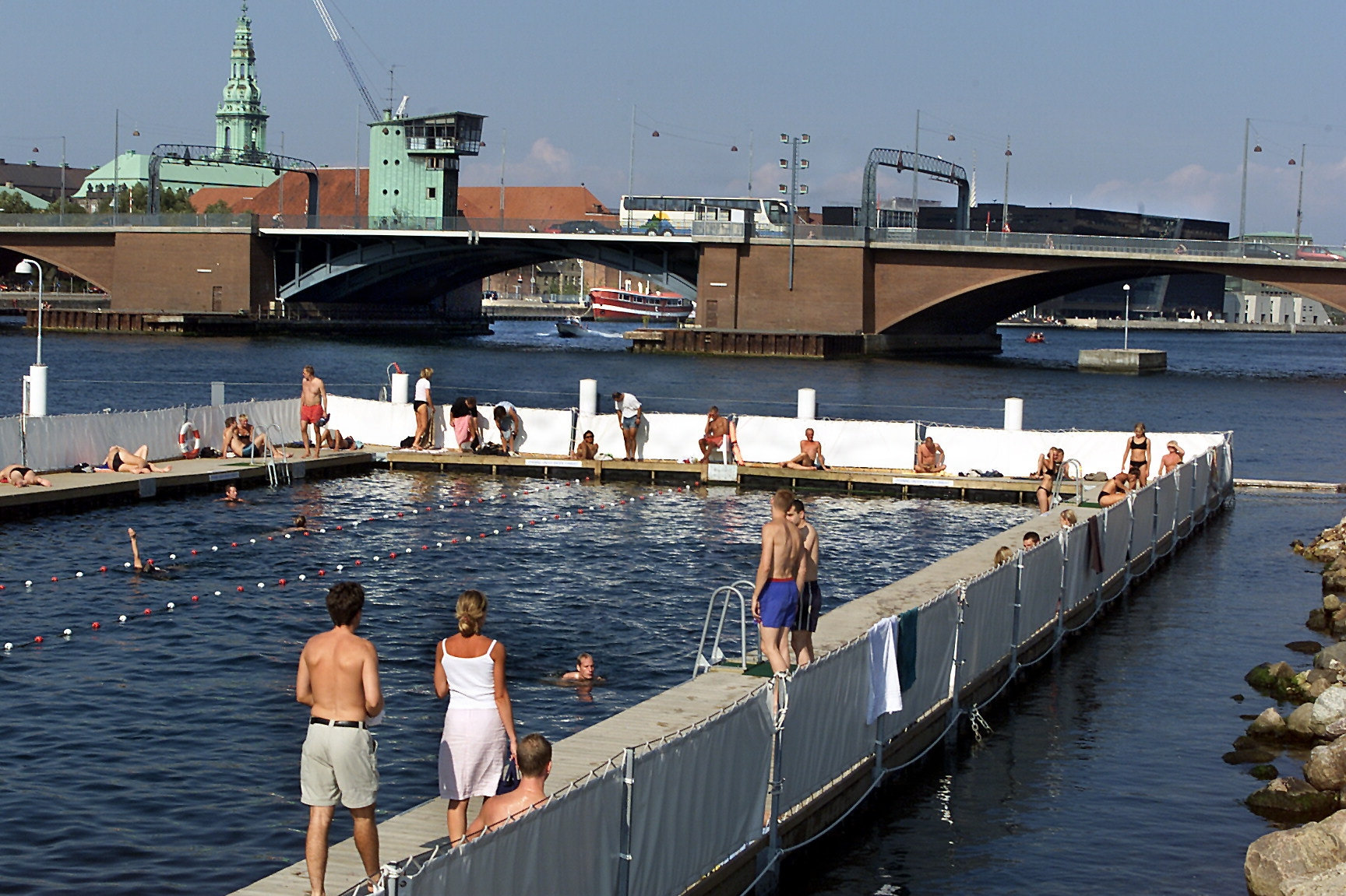 Badelystne gæster opfordres til at være ekstra opmærksomme på badevandet de kommende dage. DMI har varslet risiko for kraftig regn, og hvis det bliver aktuelt kan det skabe overløb af spildevand til havne og bynære strande. (Arkivfoto).