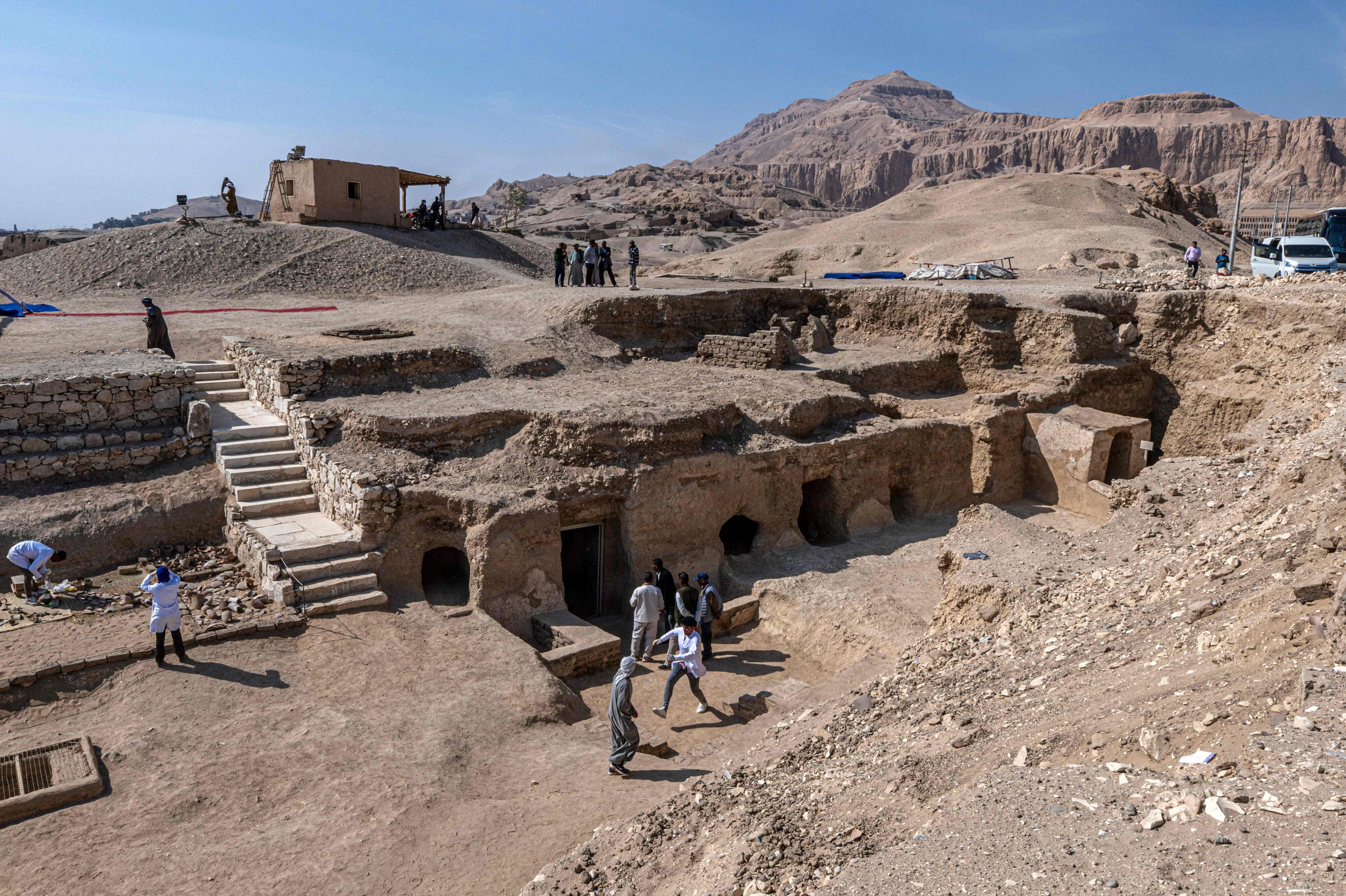 Et hold af arkæologer har fundet en 3000 år gammel grav på Luxors vestbred i Egypten. Billedet her er fra et andet gravsted i Deir El-Bahari, der også ligger i Luxor, hvor en udgravning var i gang sidste år. (Arkivfoto).