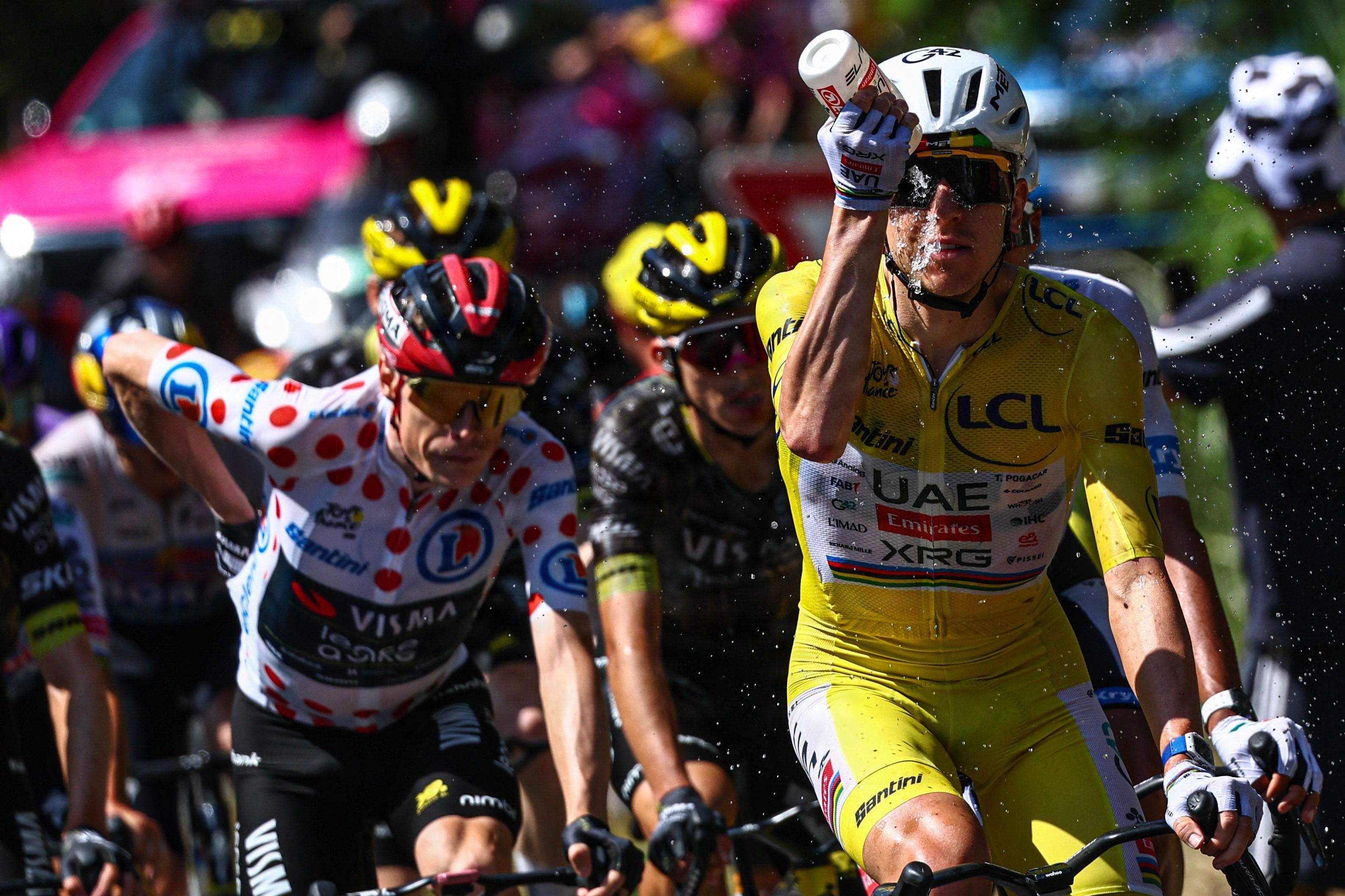 Indehaver af den gule førertrøje i Tour de France, Tadej Podacar, ville ønske, at han ikke skulle køre cykelløb i glohede temperatur i de varmeste sommermåneder.