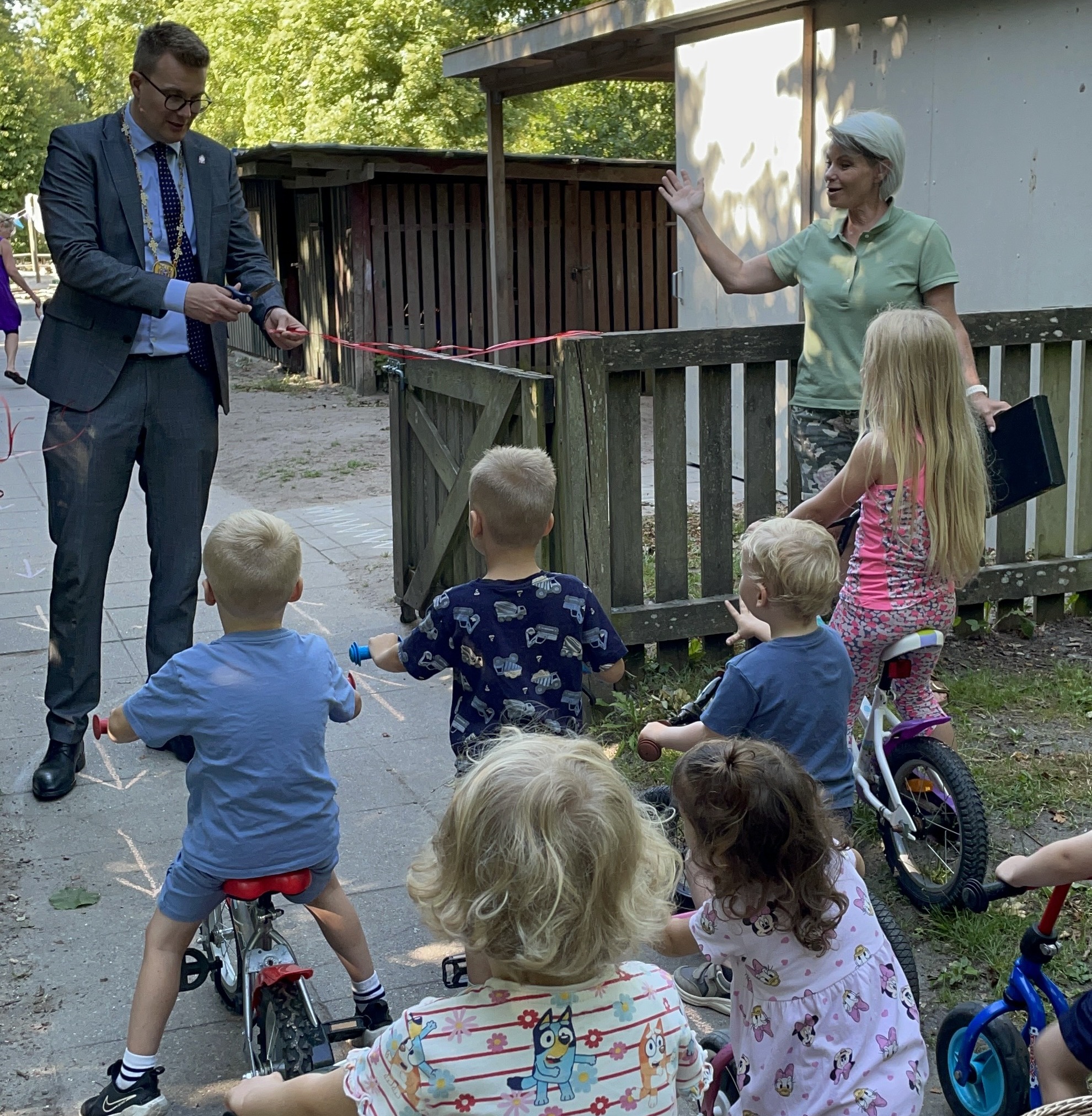 Løbecyklerne var klar til start, da borgmesteren klippede båndet til årets Tour de Spingfidus.